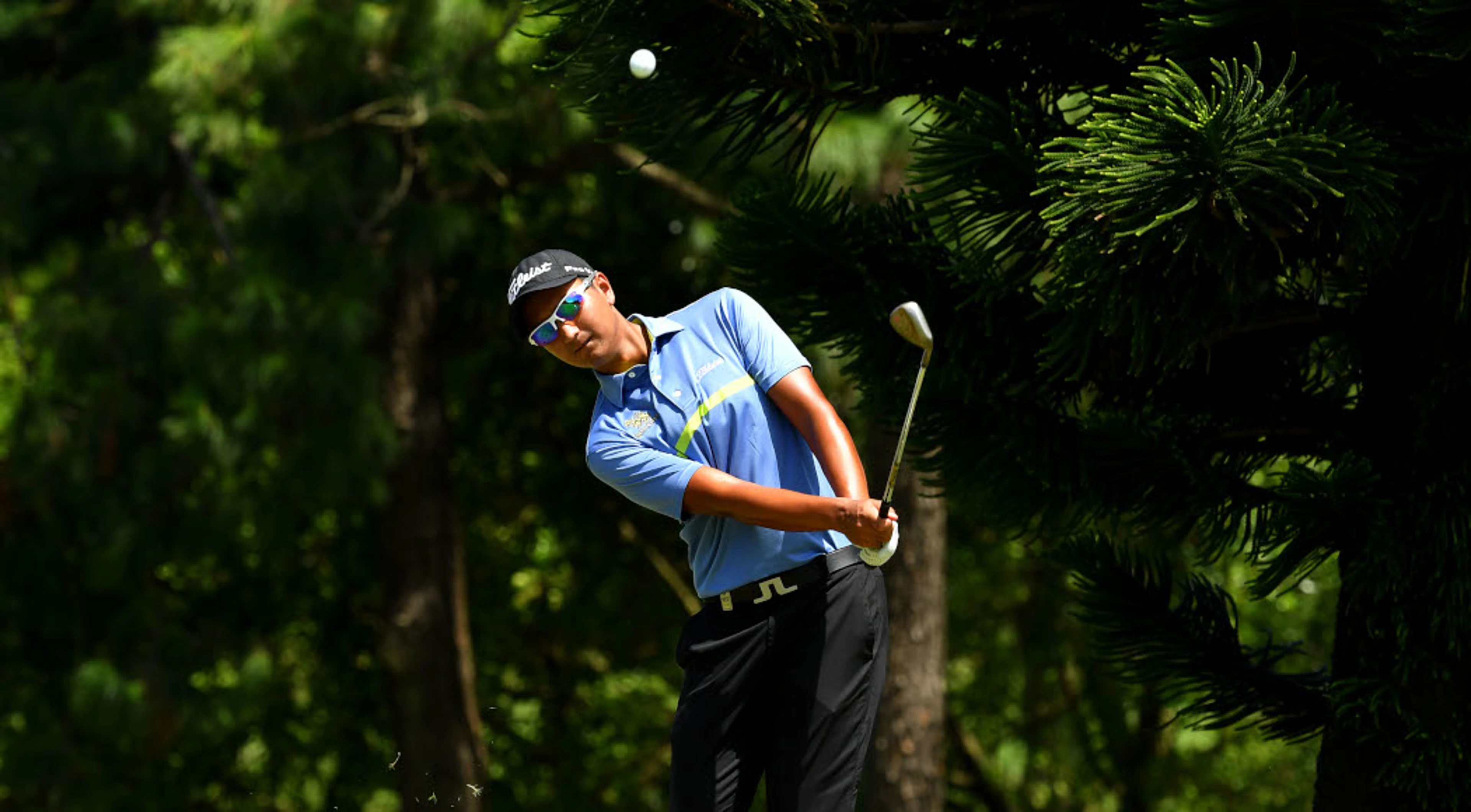 Sadom fends off chasing pack to win Singapore Open