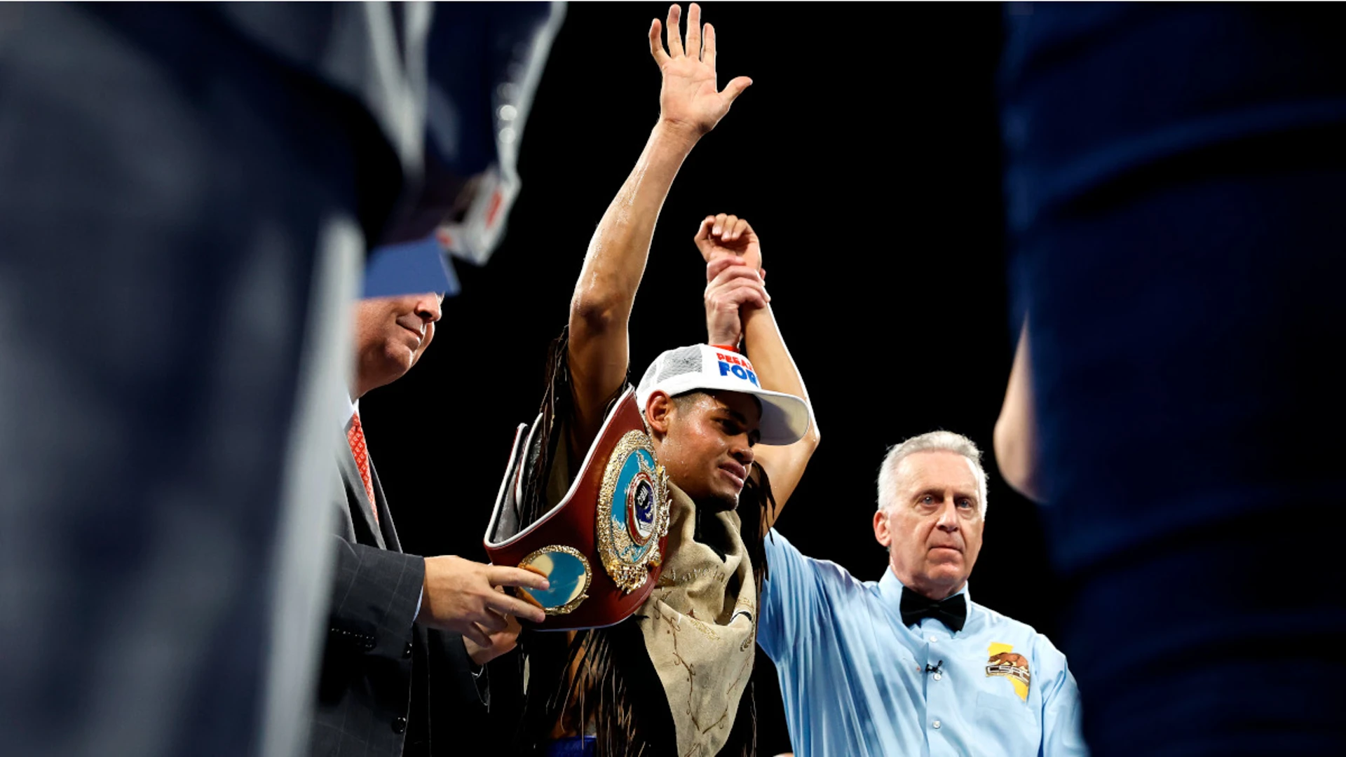 Navarrete beats Suarez on technical decision to keep title