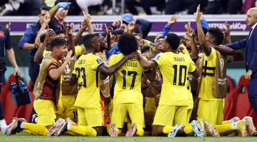 Ecuador coast past hapless hosts Qatar in World Cup opener