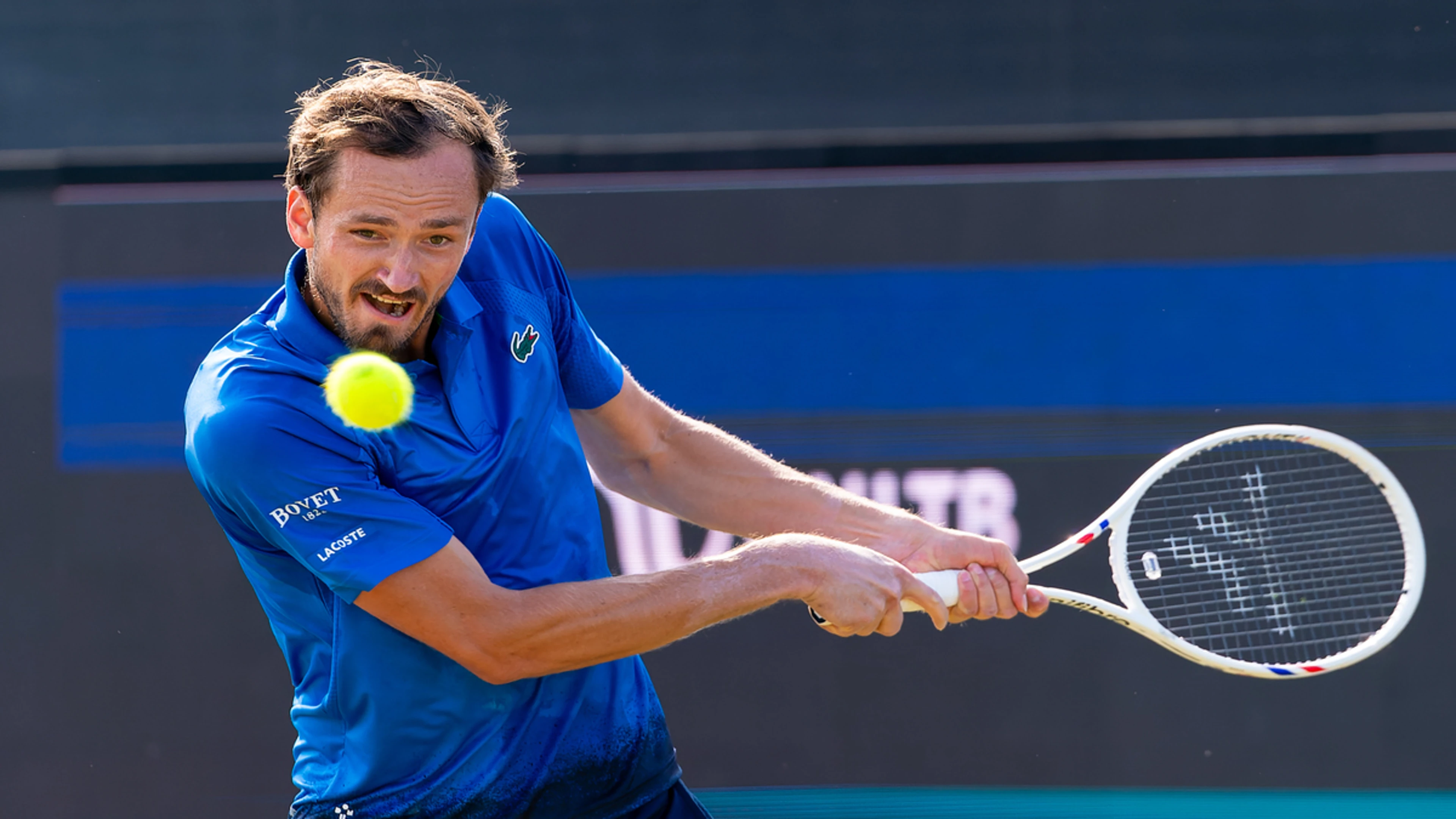 Medvedev overcomes Mannarino in Den Bosch, Mertens and Andreescu advance