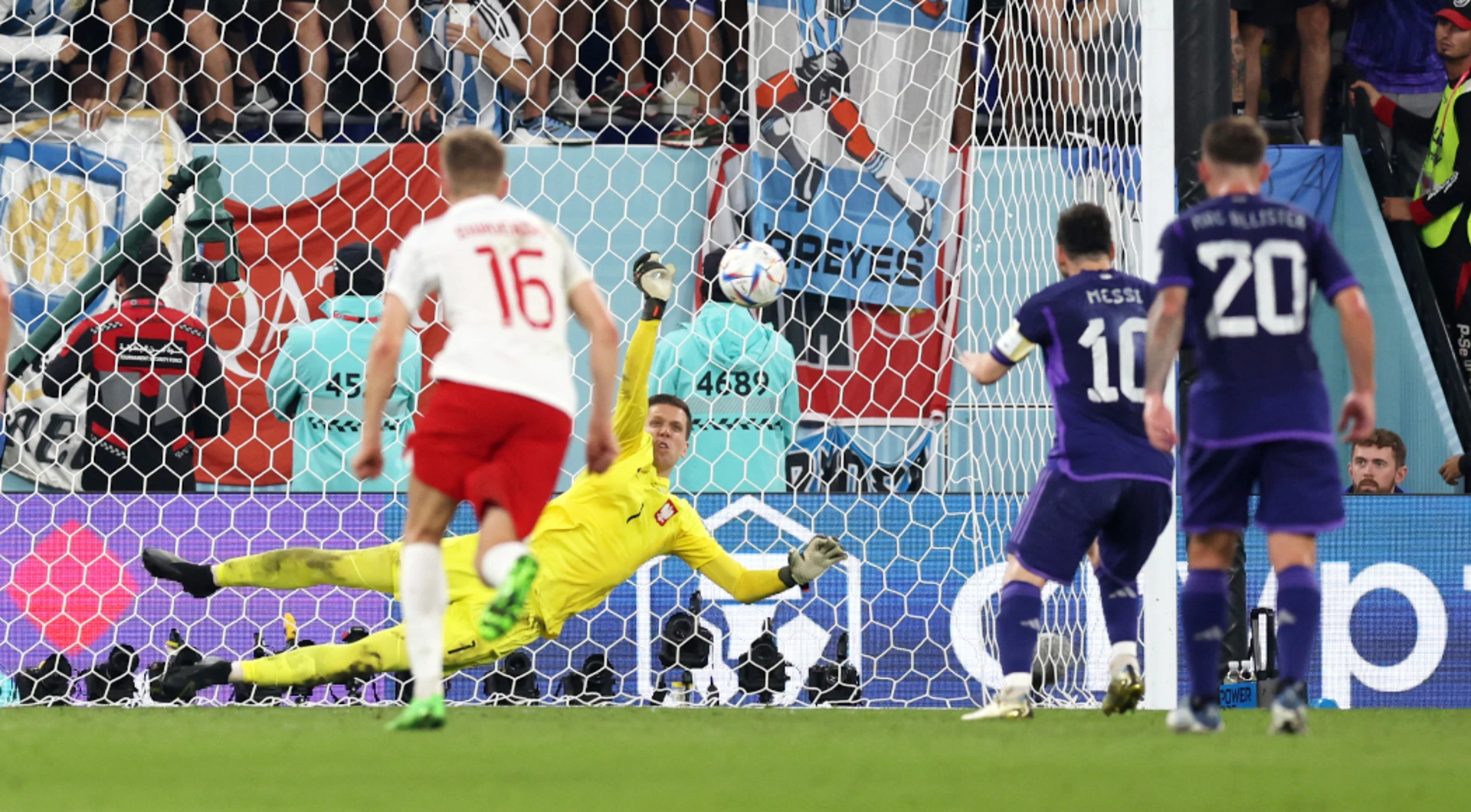 Messi penalty saved as Poland hold Argentina at halftime
