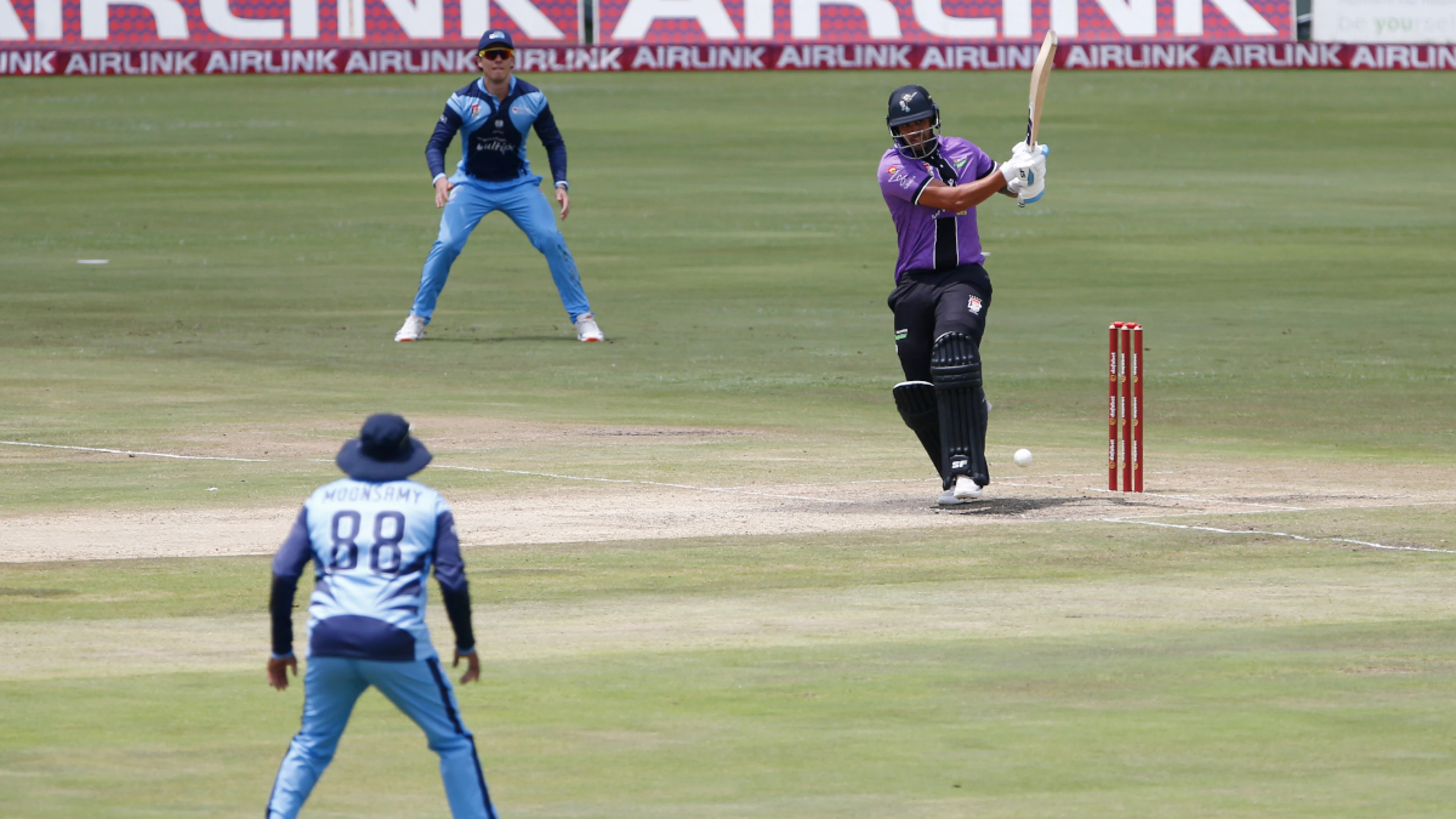 Smuts, Smith and Bosch take Dolphins to 305 against Titans