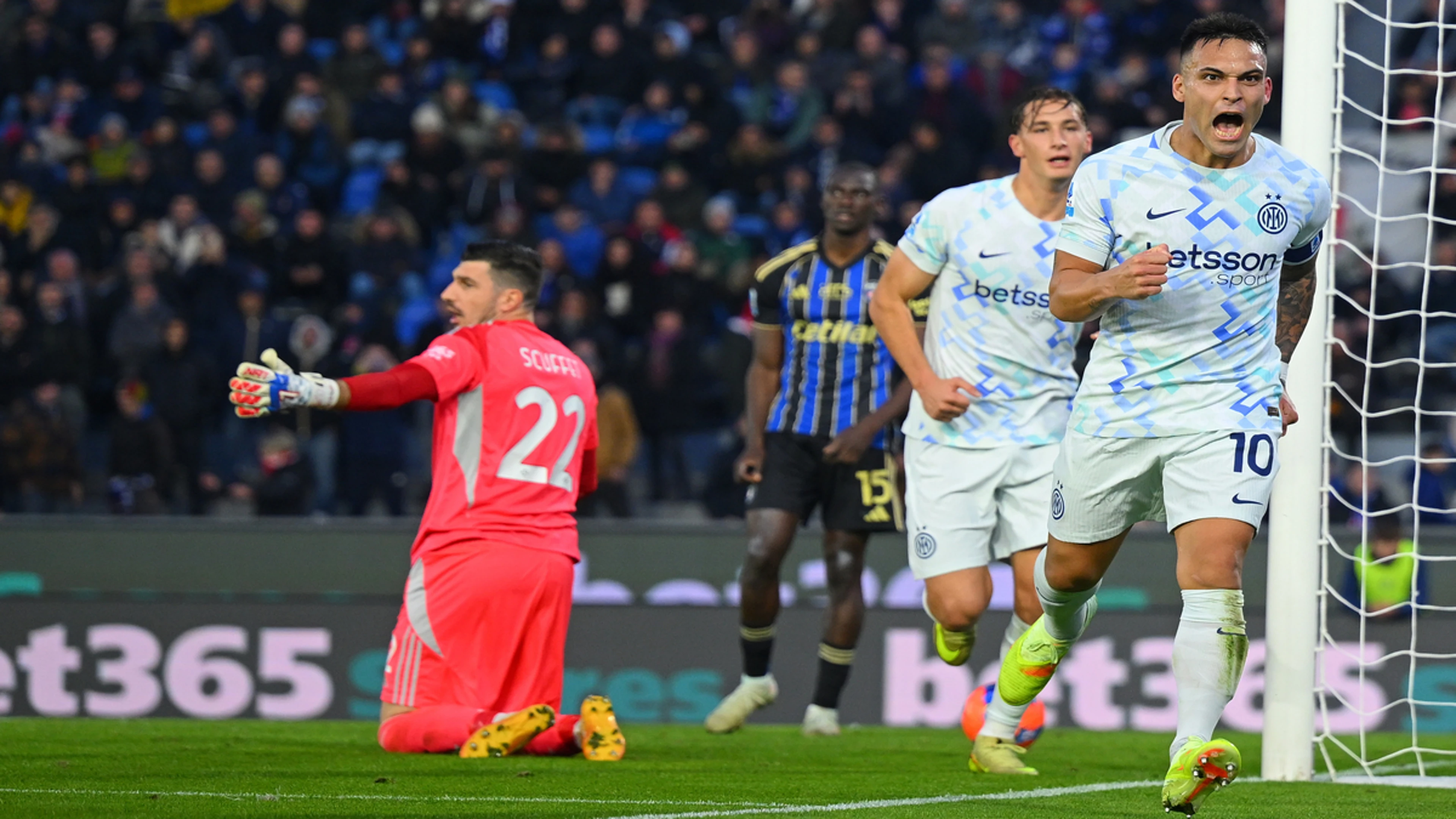 Martinez double at Pisa keeps Inter on heels of AC Milan