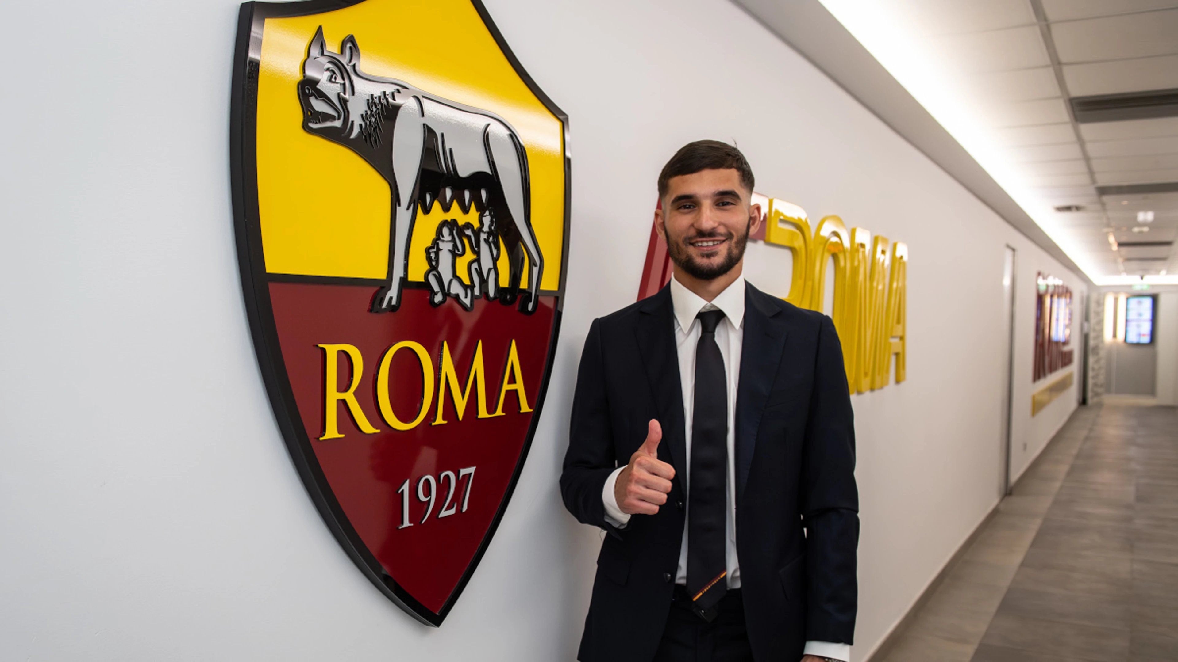 Midfielder Aouar signs for Roma