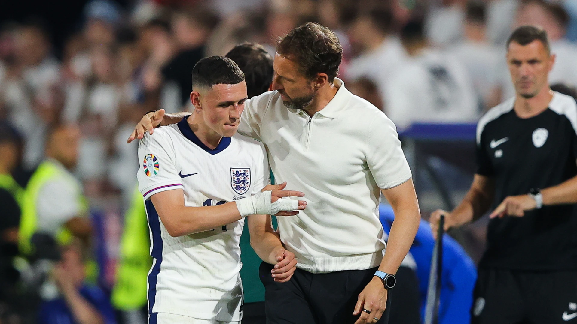 Foden defends under-fire Southgate, says players must step up