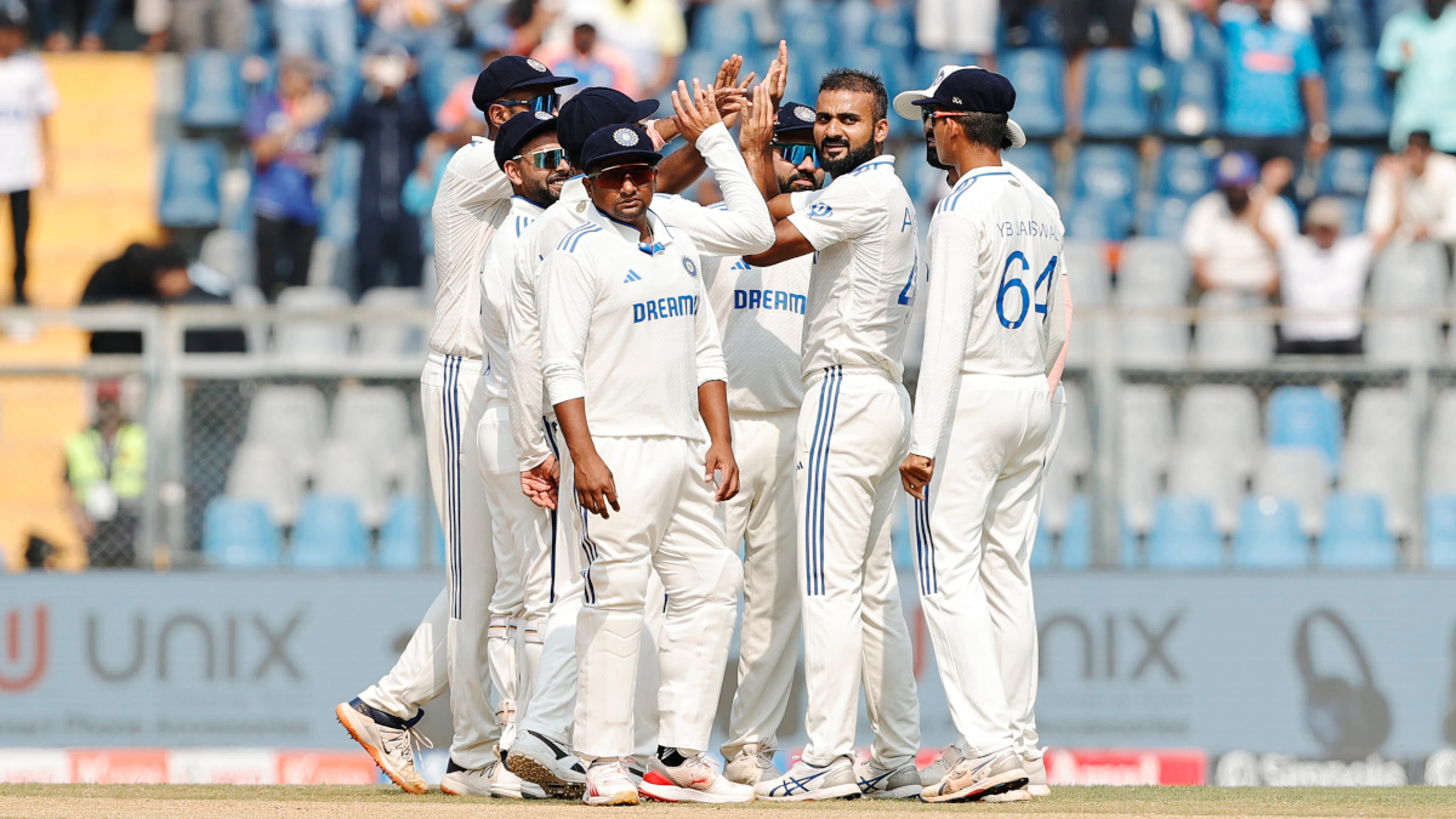 Cricket-Gill misses ton as India make 263, strike early against New Zealand