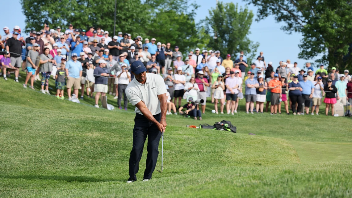 Woods draws massive crowd at PGA practice round