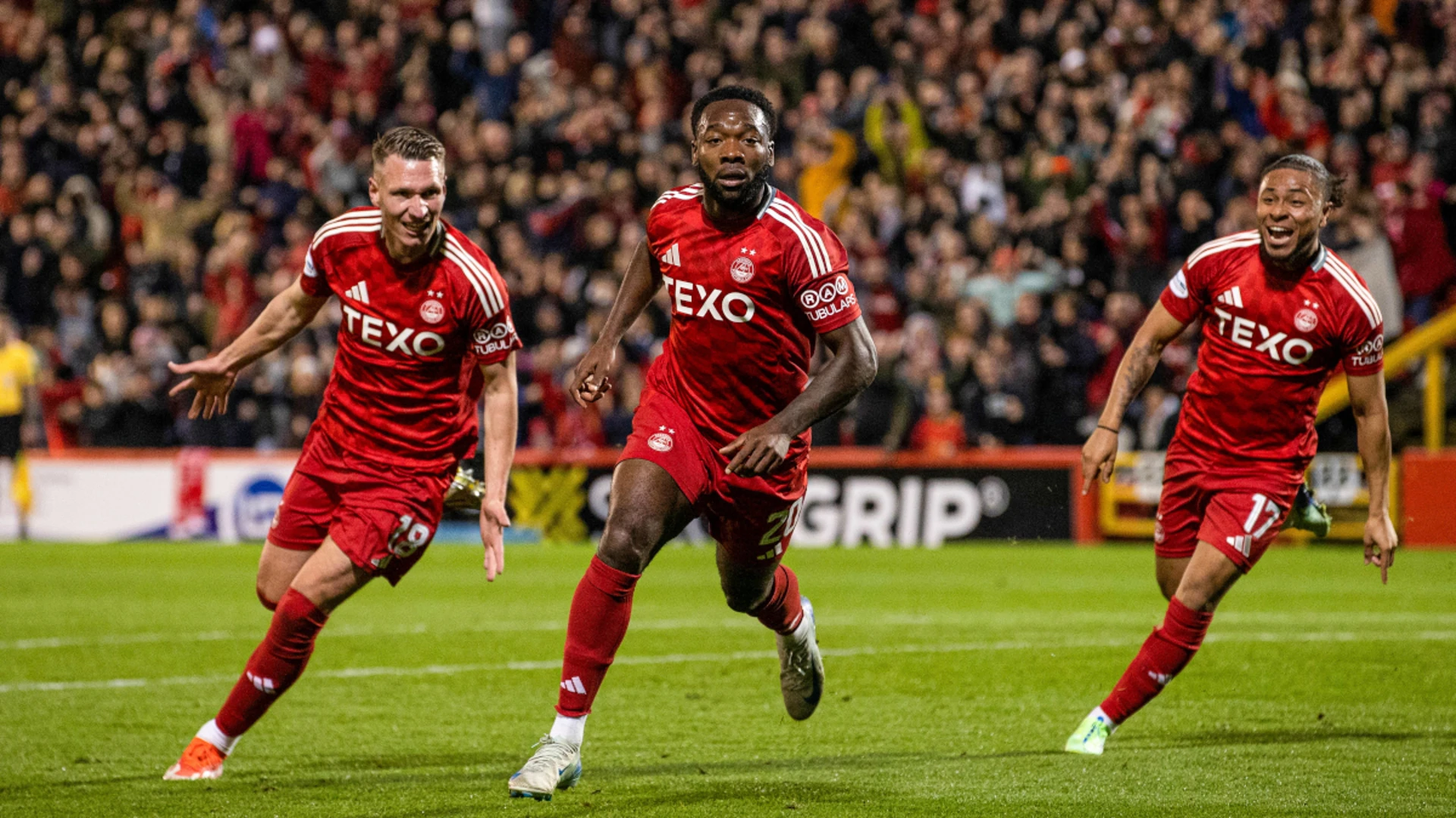 Aberdeen beat Rangers to keep pace with Celtic