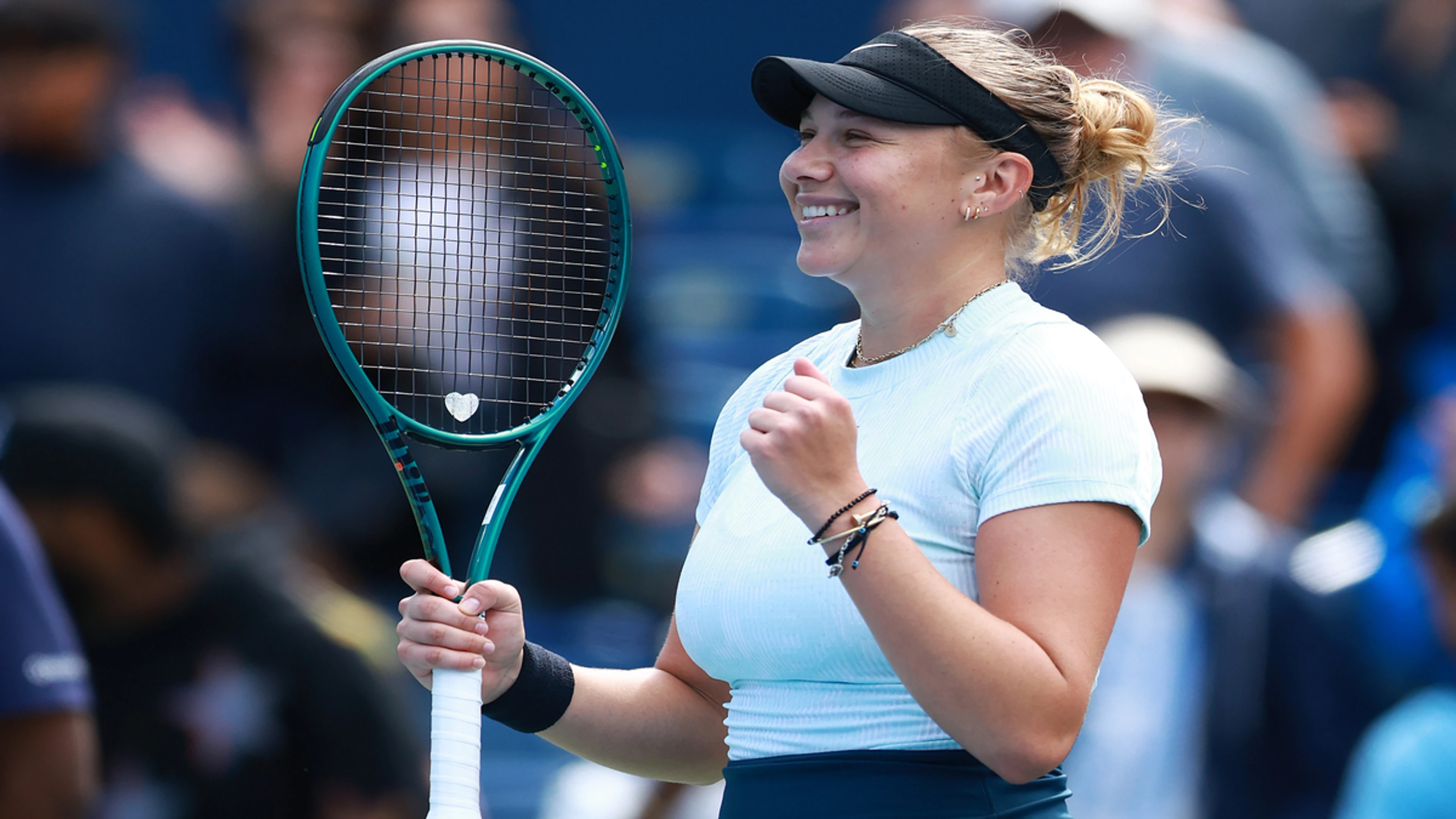Anisimova defeats Navarro to reach WTA Toronto final