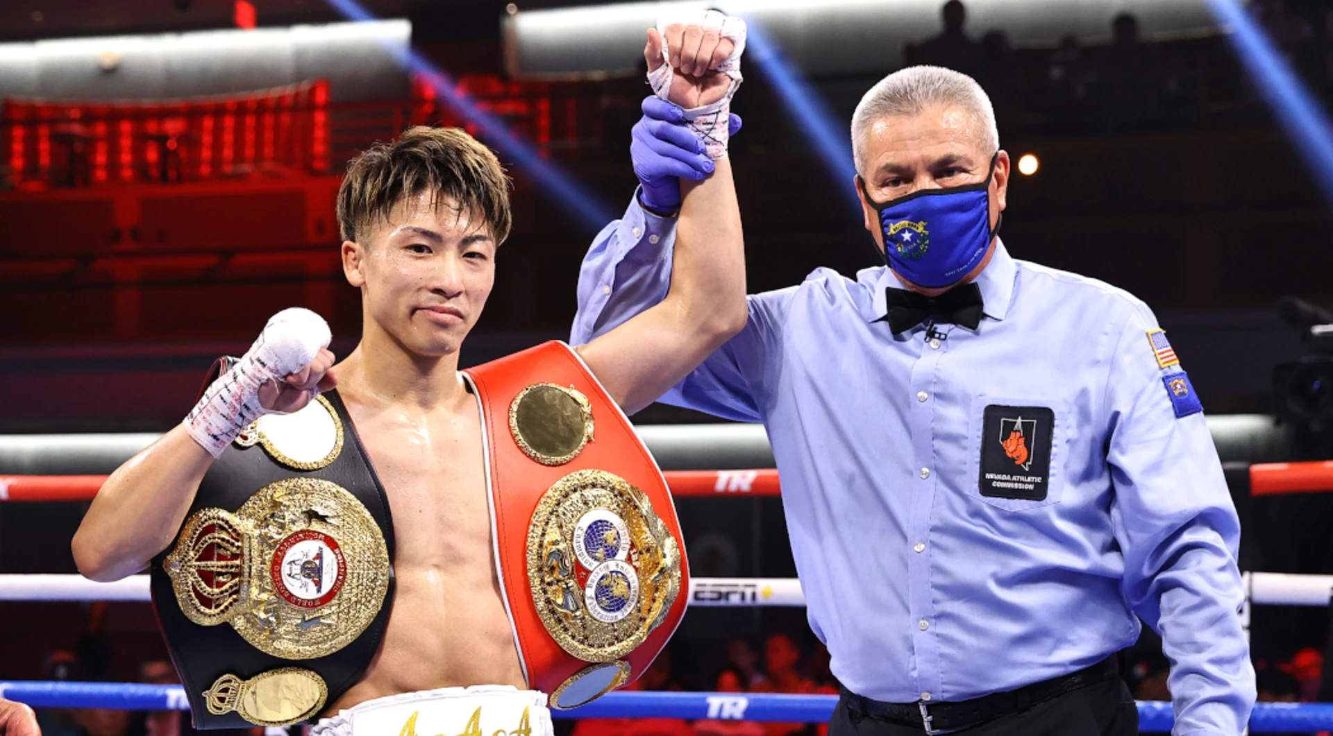  Naoya Inoue tem deu braço erguido na vitória que lhe deu o título mundial de boxe unificado no peso-super-galo.