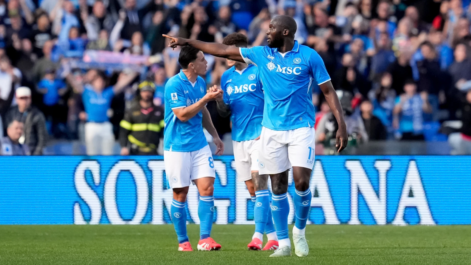 Napoli beat Fiorentina to maintain pressure in title race