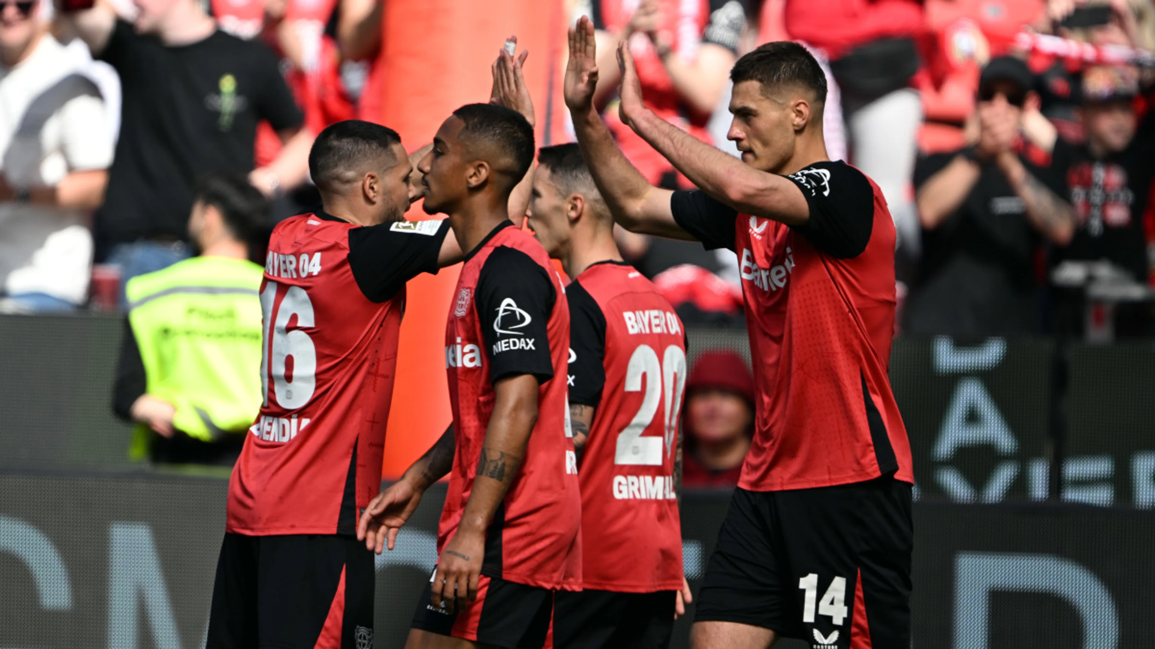 Leverkusen win to delay Bayern and Kane's title party