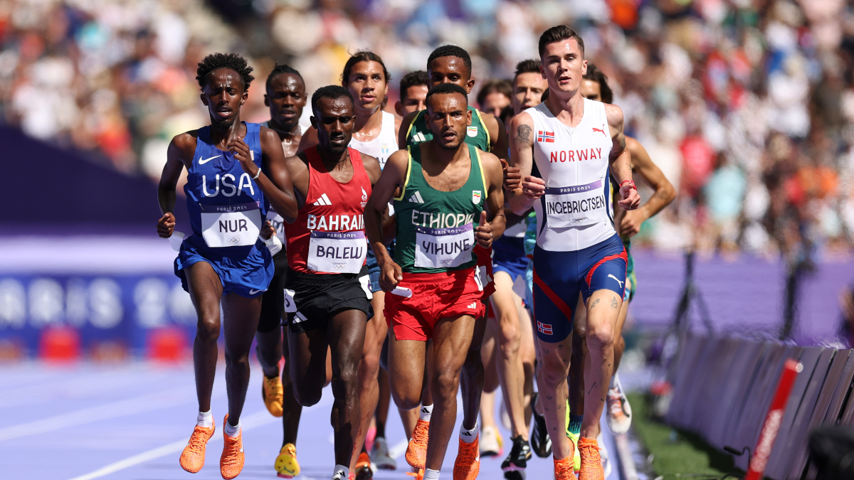 Ingebrigtsen avoids the mayhem to make 5 000m final
