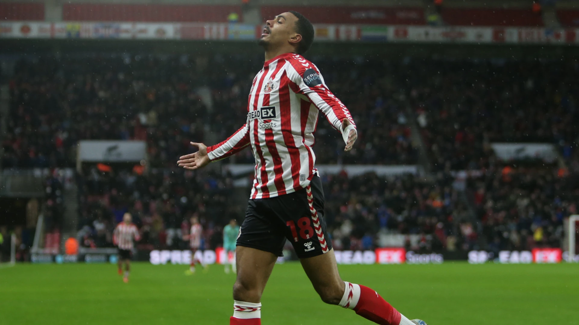 Sunderland beat Portsmouth to put pressure on Championship leaders