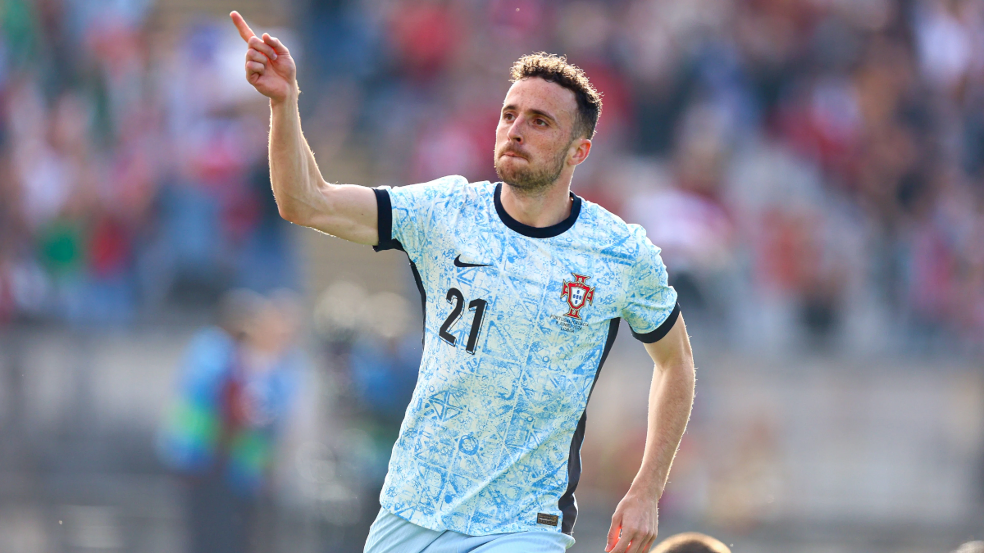 Portugal honour Jota by passing his number 21 jersey to close friend Neves