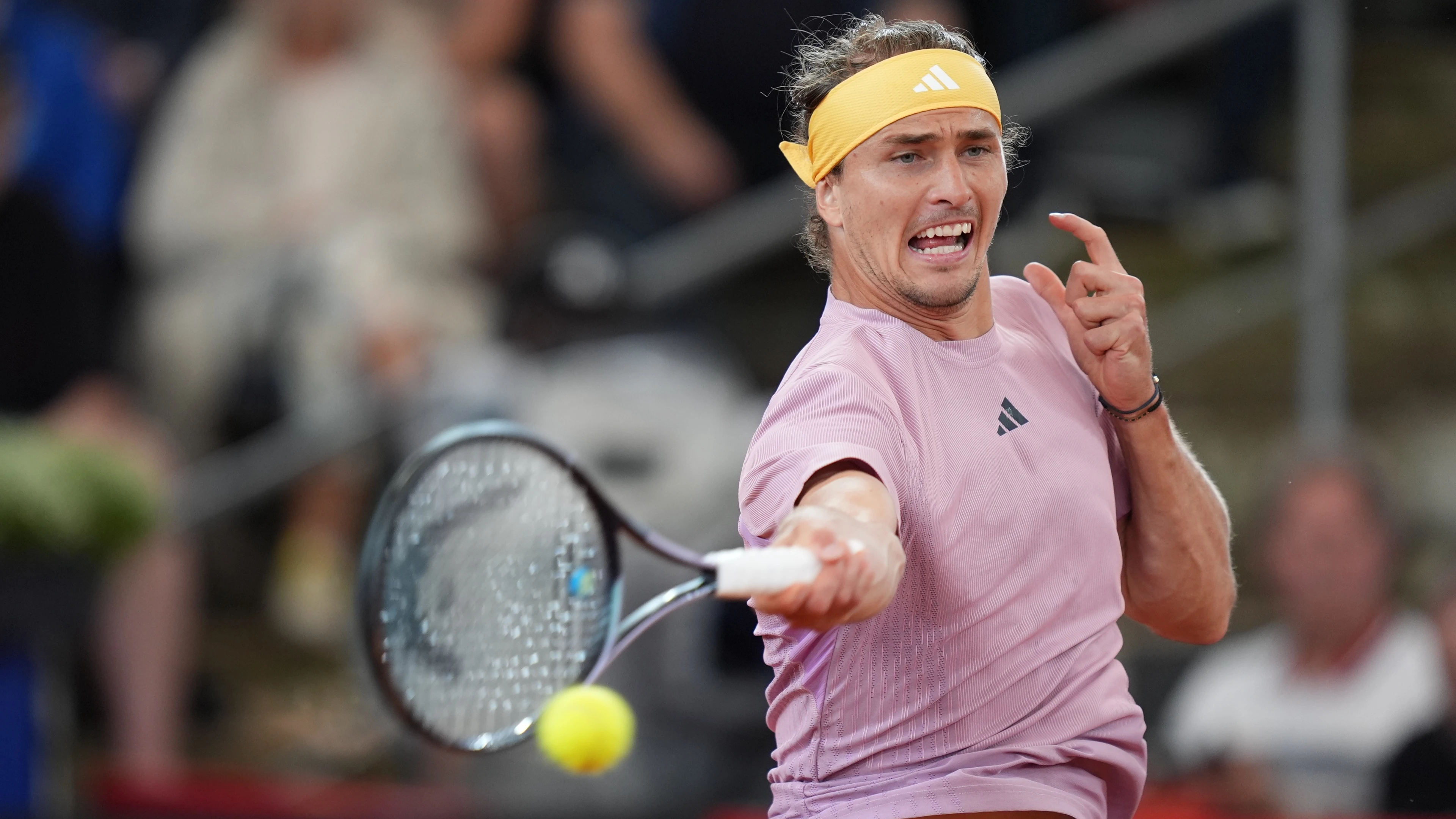 Zverev plays through the pain to advance in Hamburg