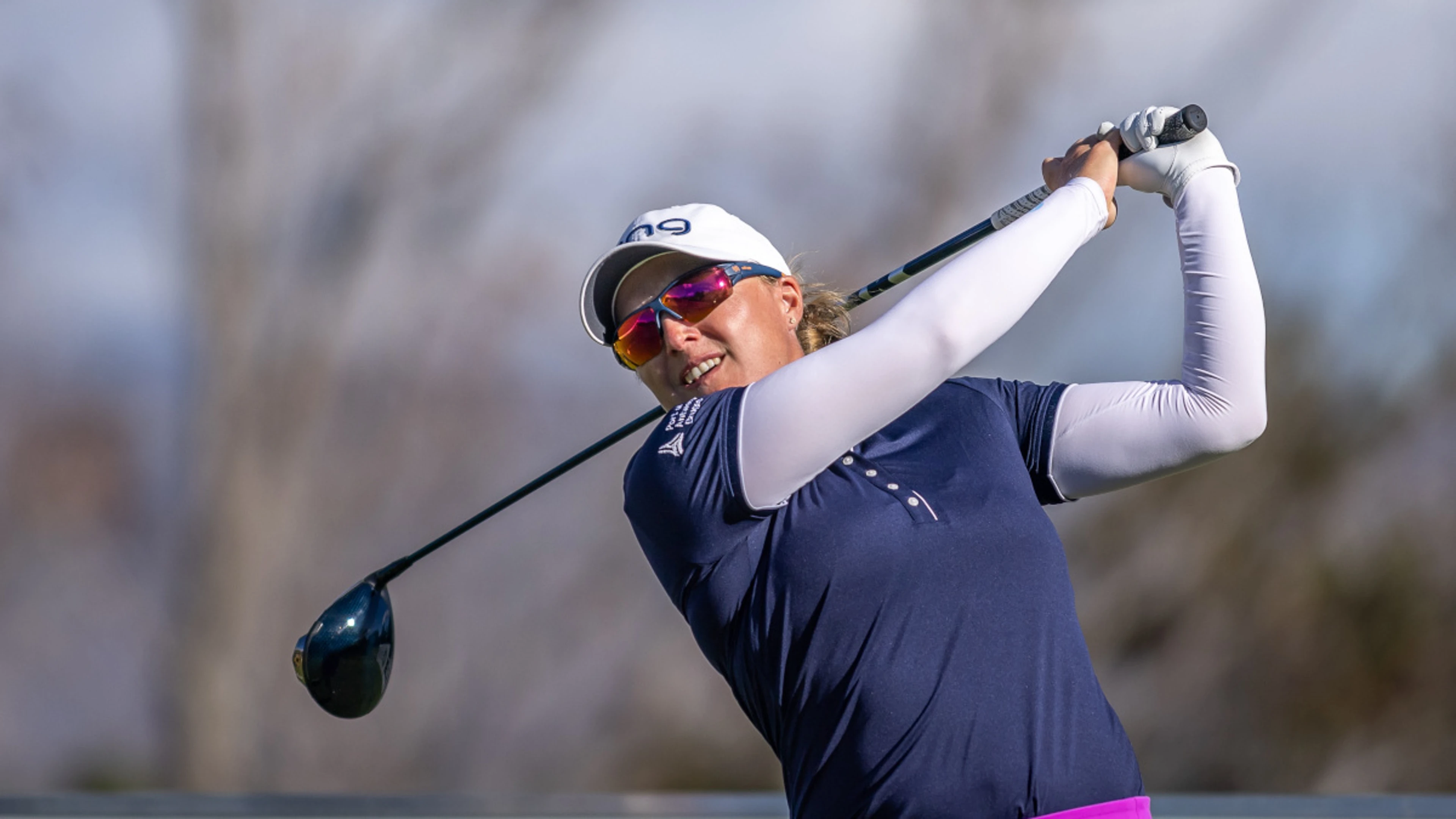  De Roey battles wind to lead Investec SA Women’s Open