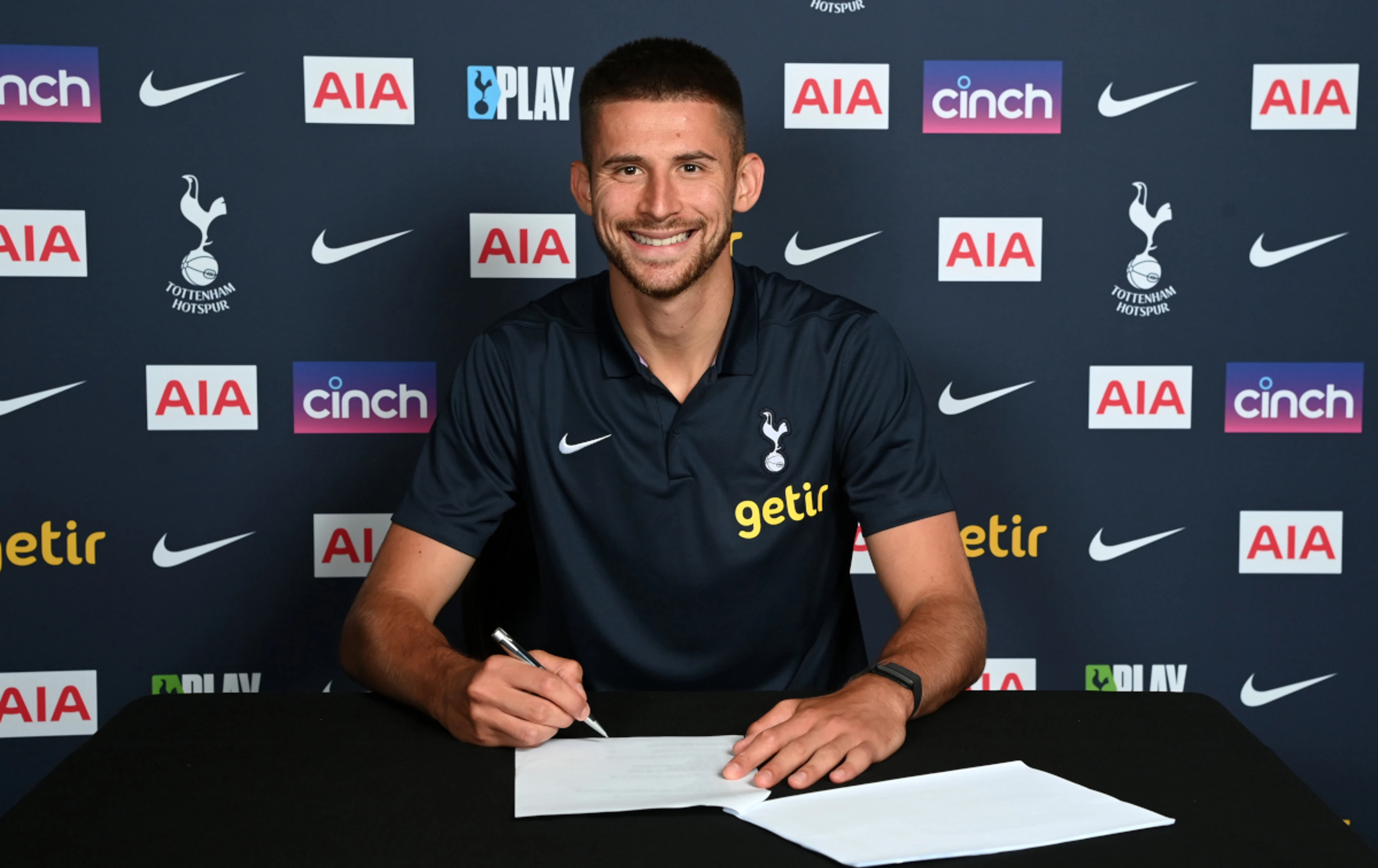 Spurs sign Italian goalkeeper Vicario