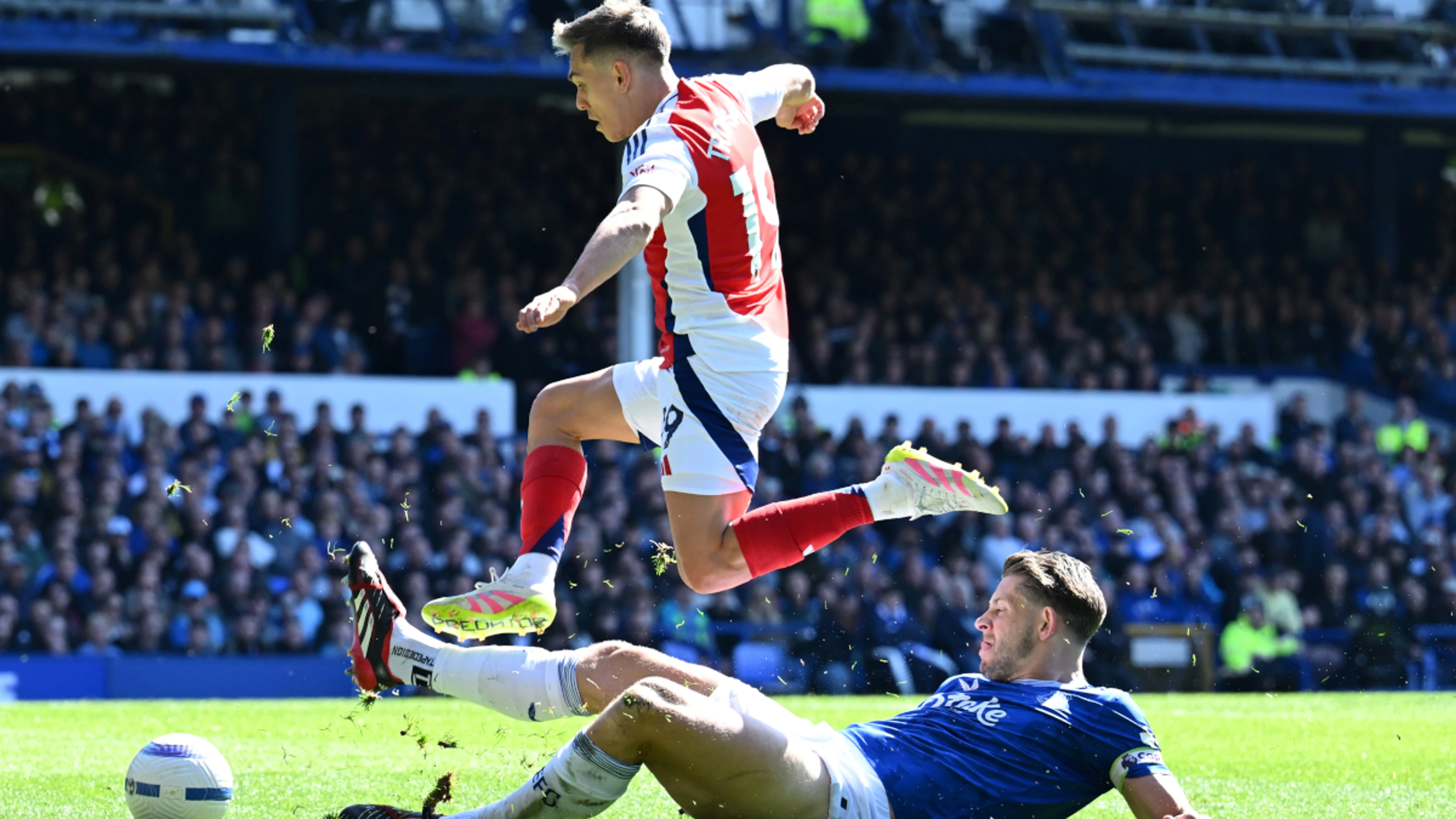 Arsenal draw at Everton to edge Liverpool closer to Premier League title