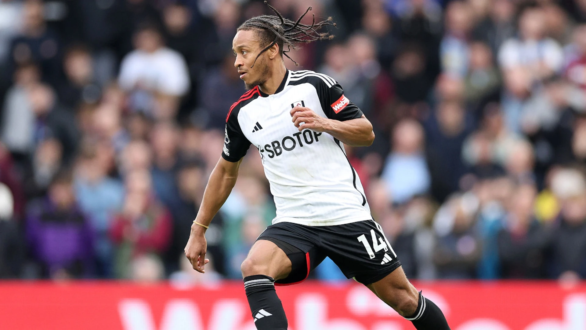 Leicester sign De Cordova-Reid from Fulham on free transfer