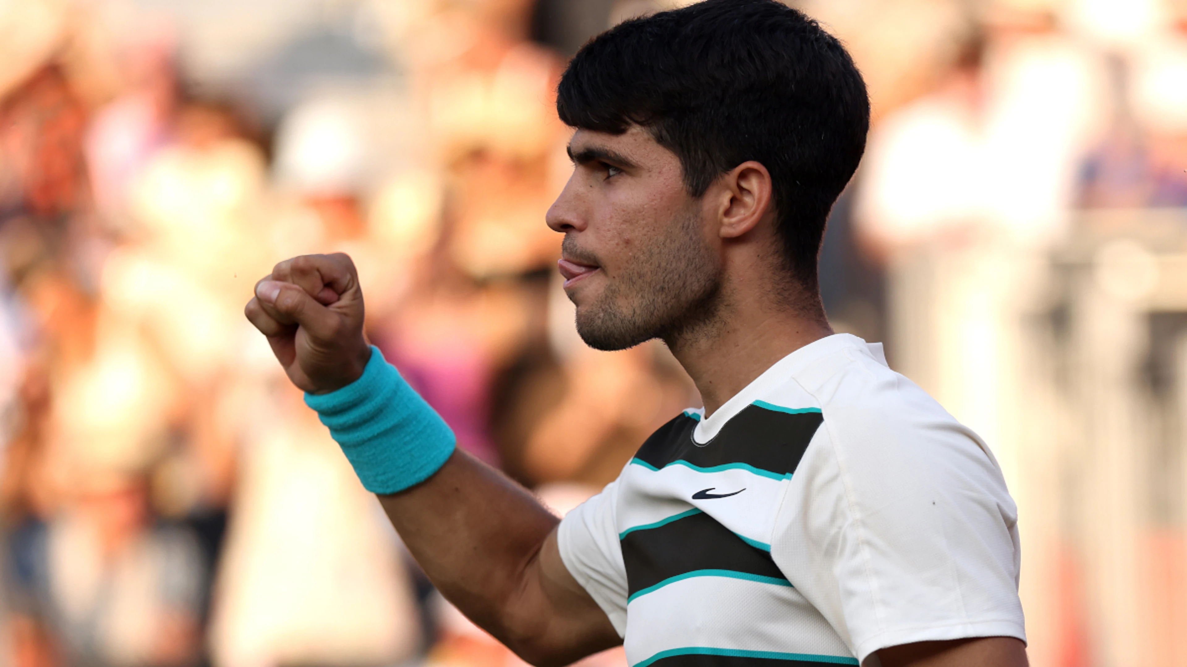 Alcaraz survives scare to reach Queen's quarterfinals