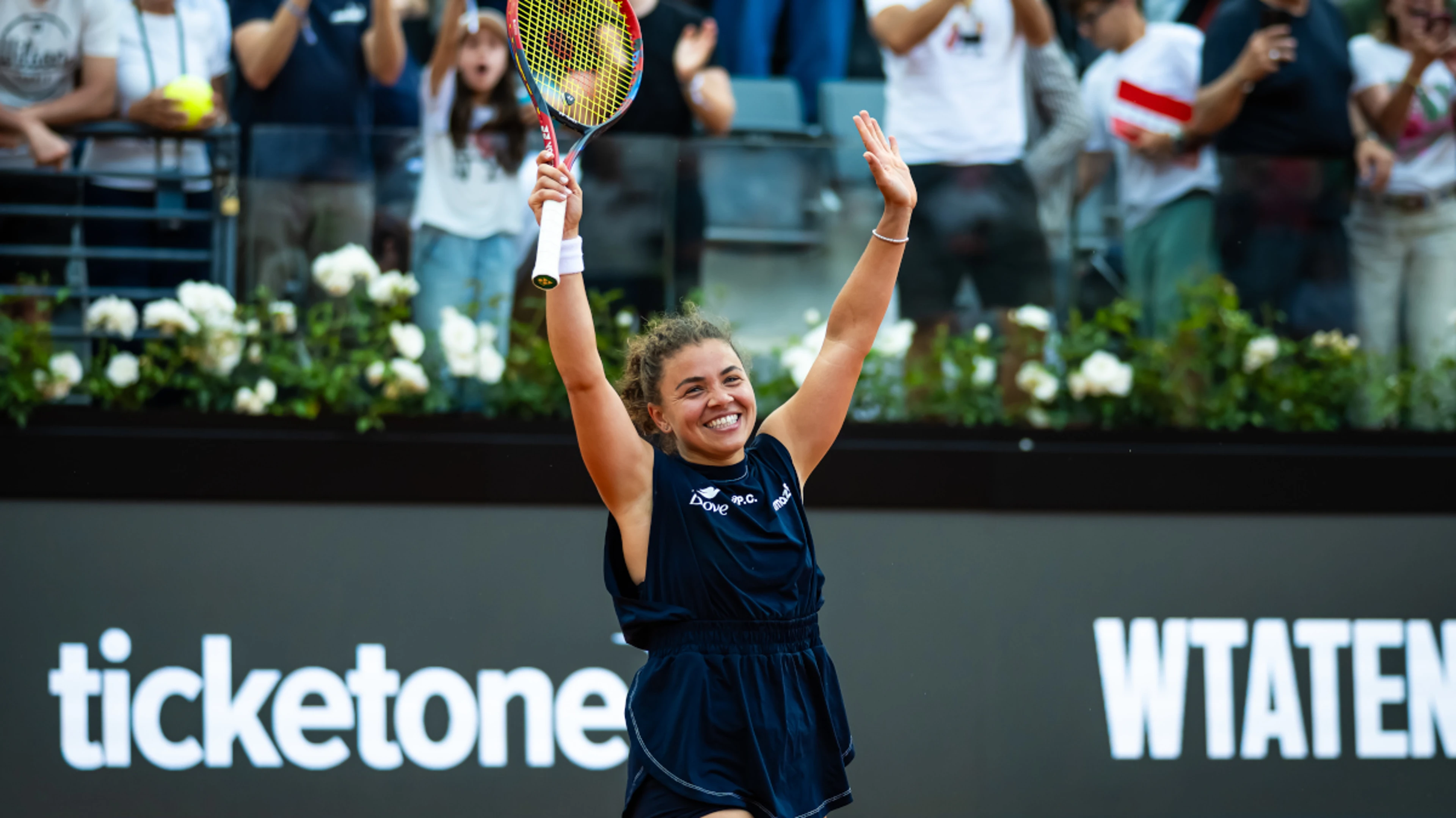 Paolini battles past Shnaider at Italian Open