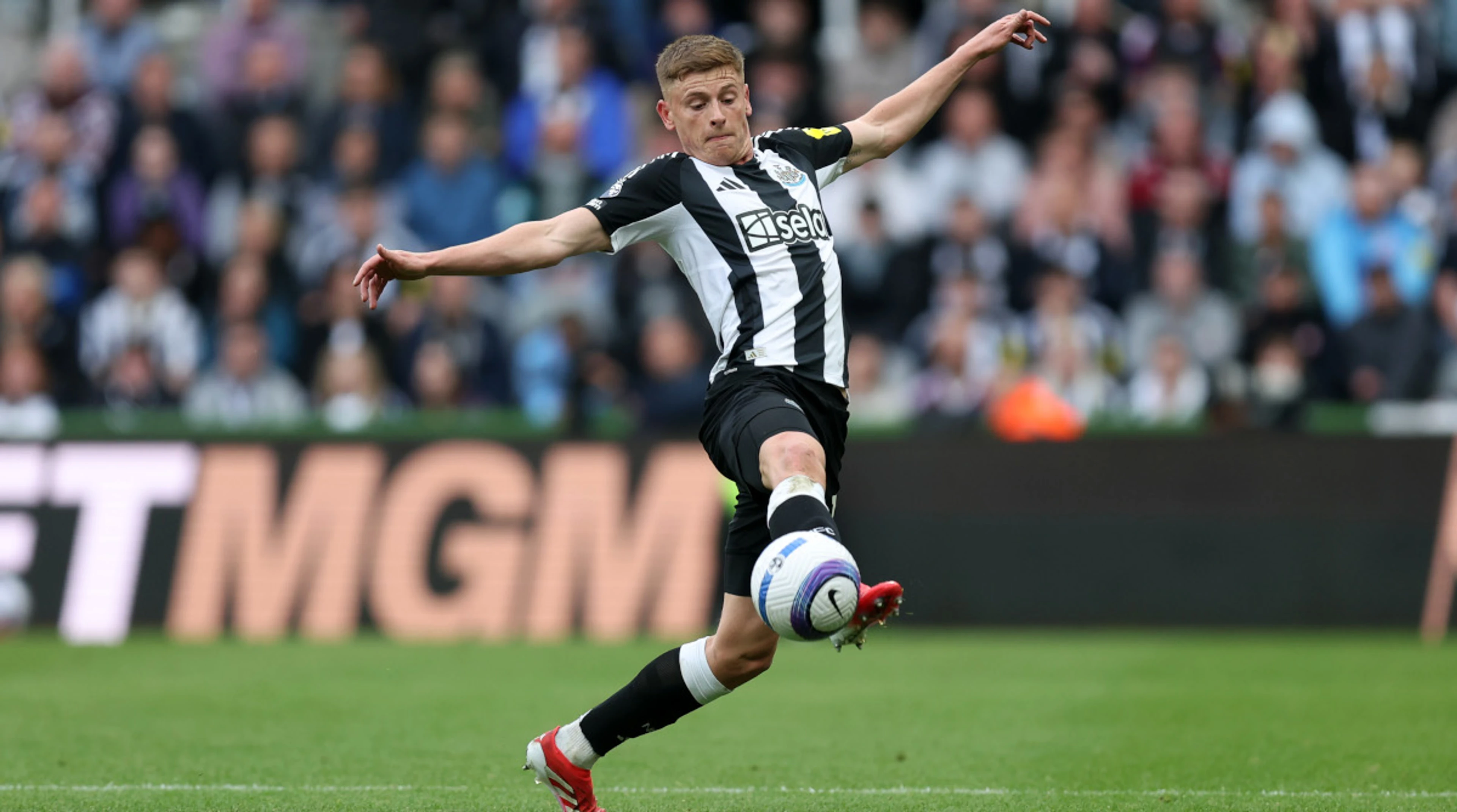 Barnes brace routs Man Utd as Newcastle rise to fourth place