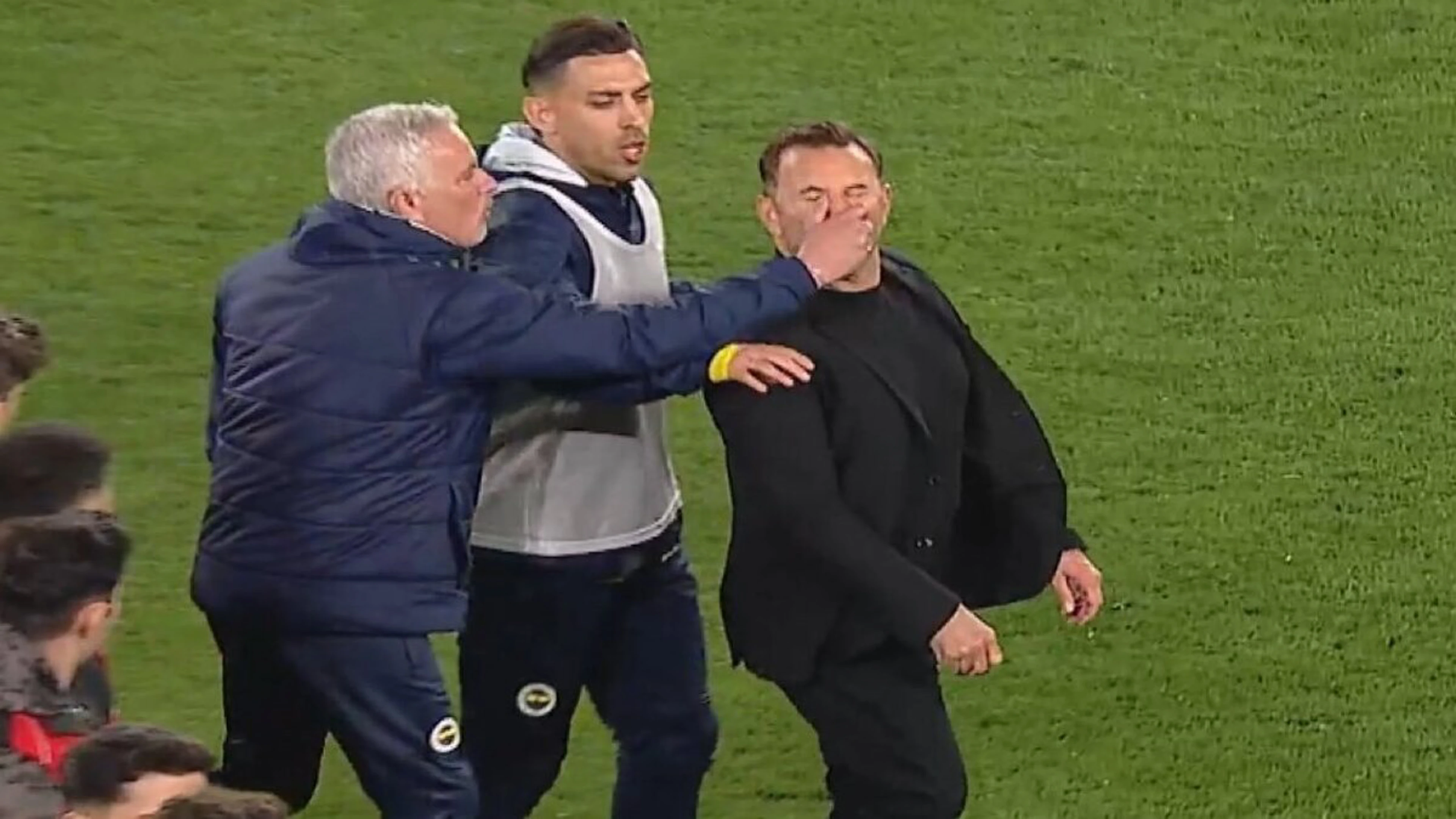 Mourinho grabs Galatasaray coach's face after losing Istanbul derby