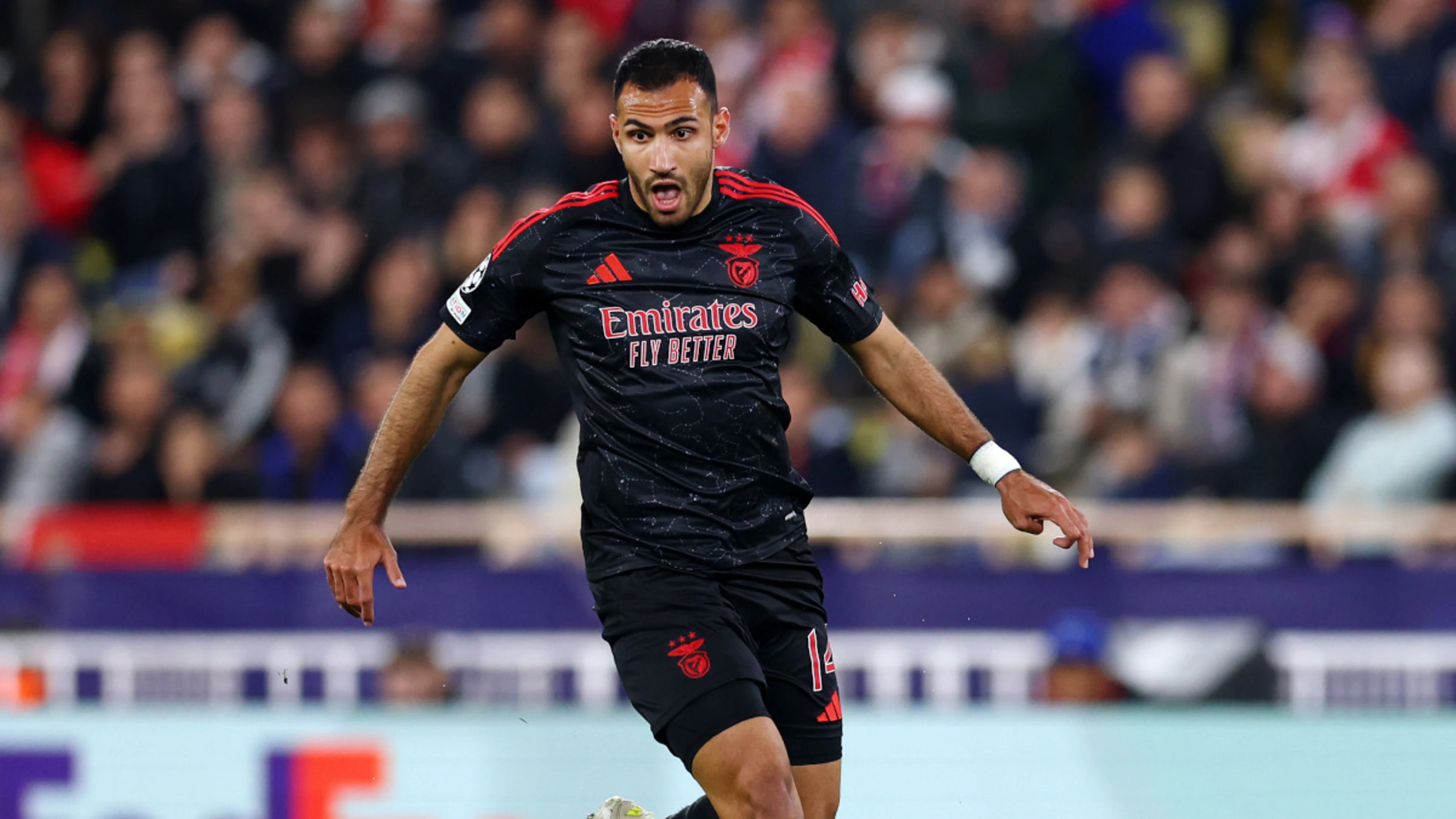 Benfica win at 10-man Monaco to close on last 16