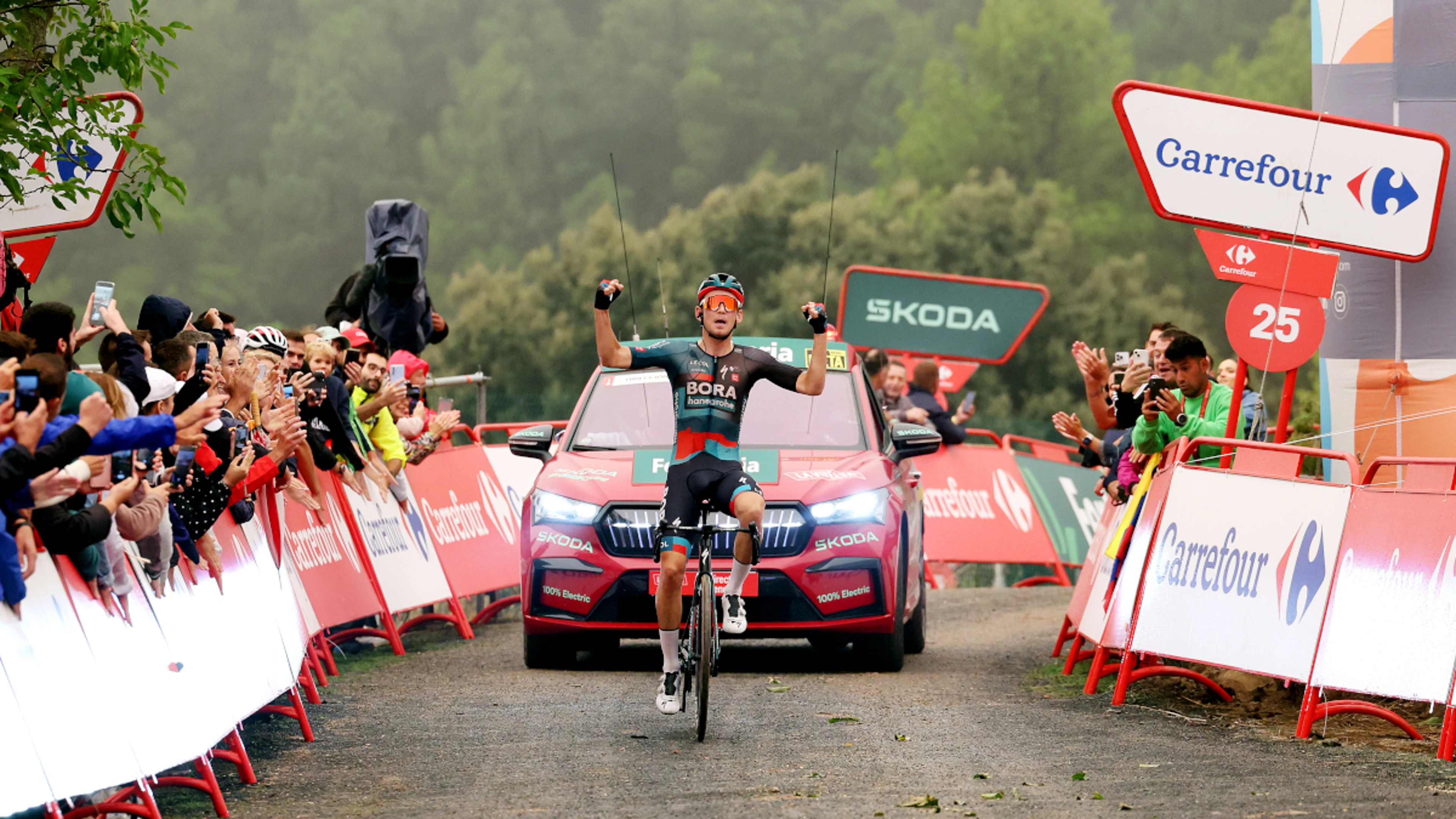 Kamna wins Vuelta stage nine, Kuss stays in red