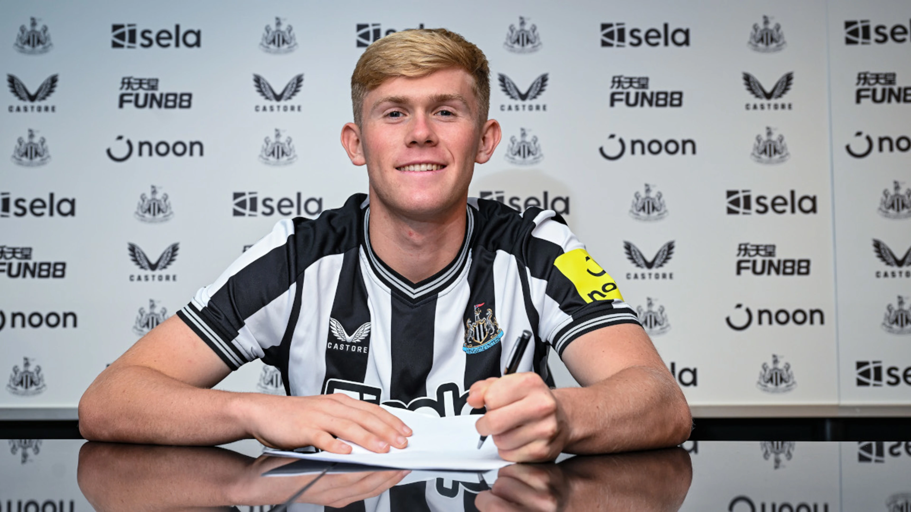 Newcastle sign Hall on loan from Chelsea