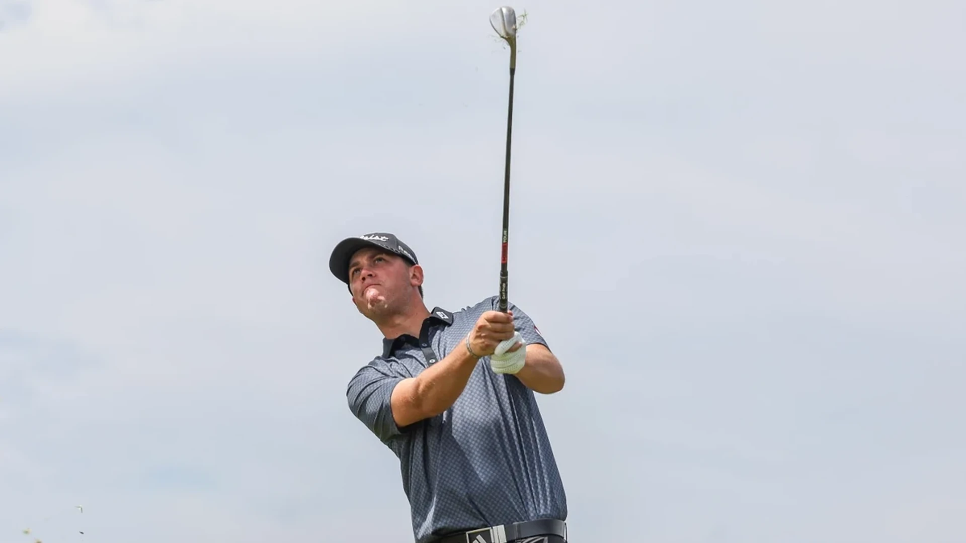 Simpson retains lead as lightning suspends play in Fitch & Leedes Championship