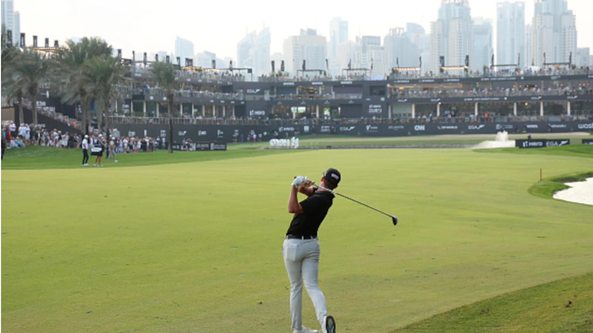 Hillier holds narrow Dubai lead as McIlroy eyes final-round surge