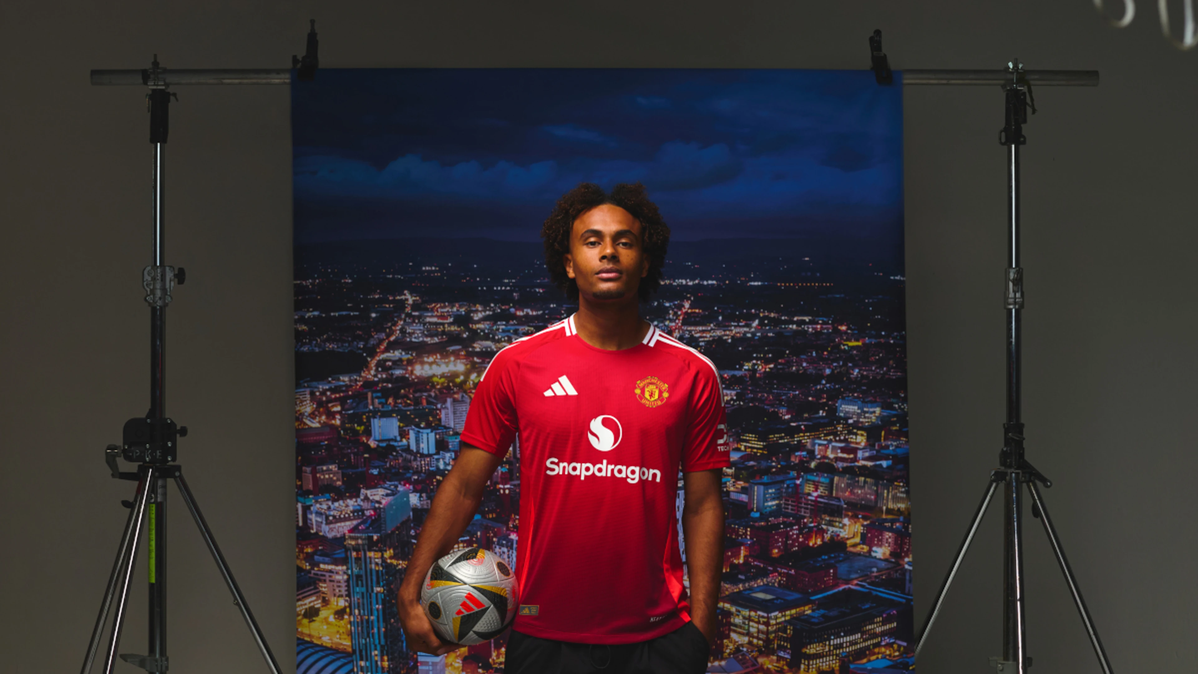 Man United fans can expect creativity and unpredictability from new striker Zirkzee