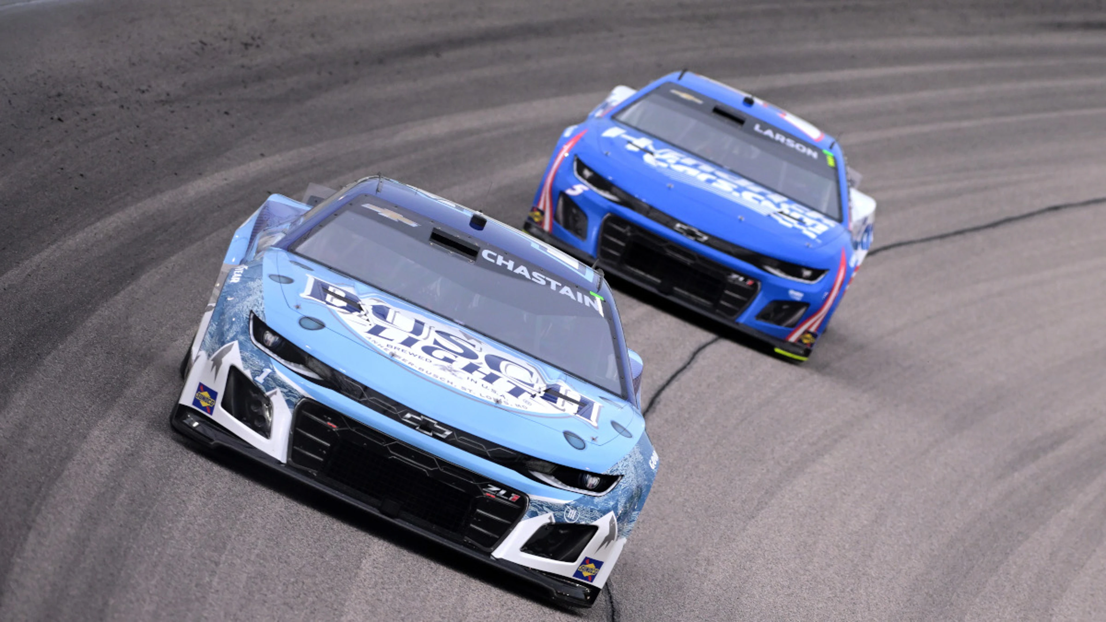 Drivers try to tame track at Darlington in Goodyear 400