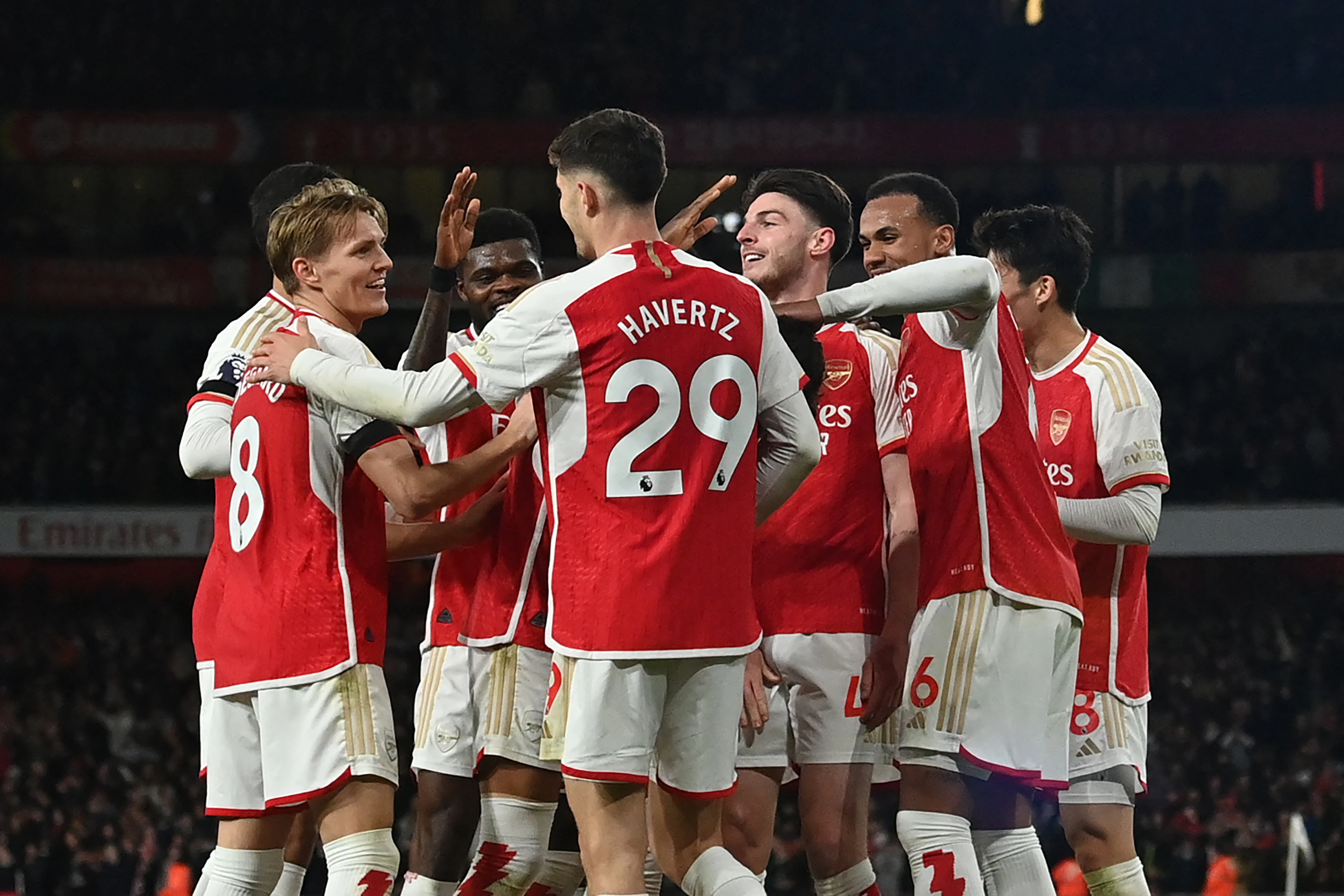 Arsenal thrash Chelsea to open up Premier League lead