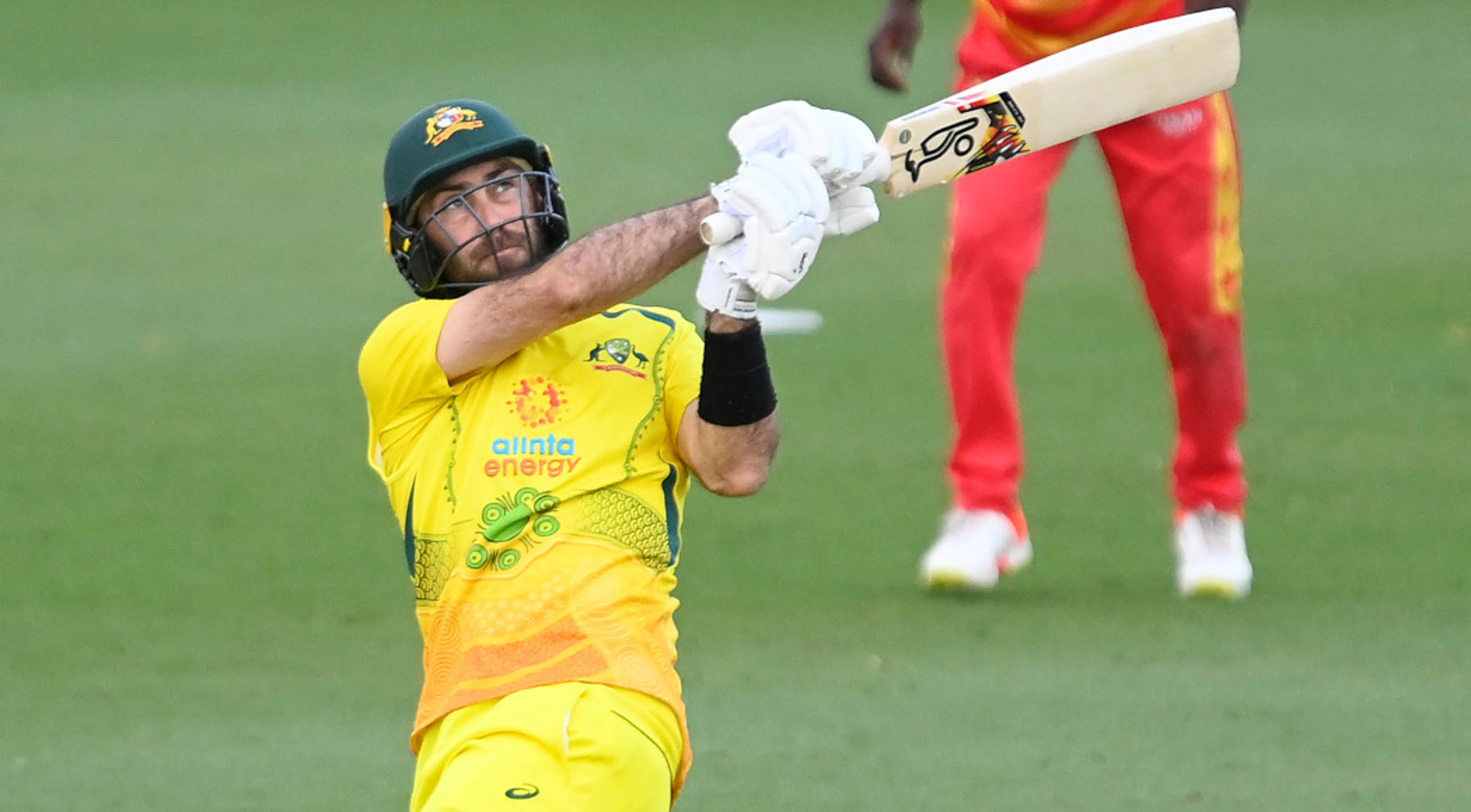 Maxwell's rapid 32 sees Australia to five-wicket win over Zimbabwe