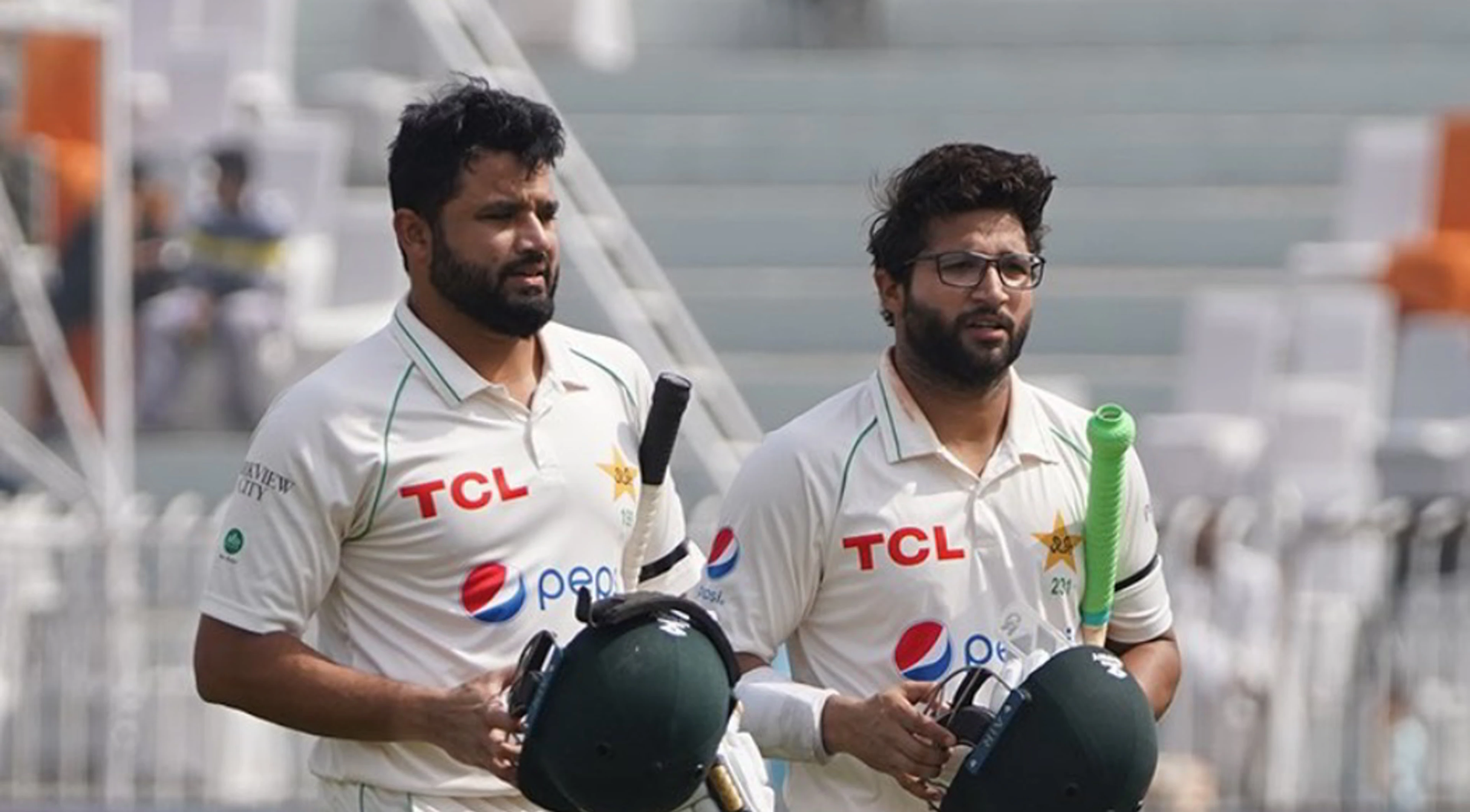 Azhar hits 'daddy hundred', Pakistan declare on 476