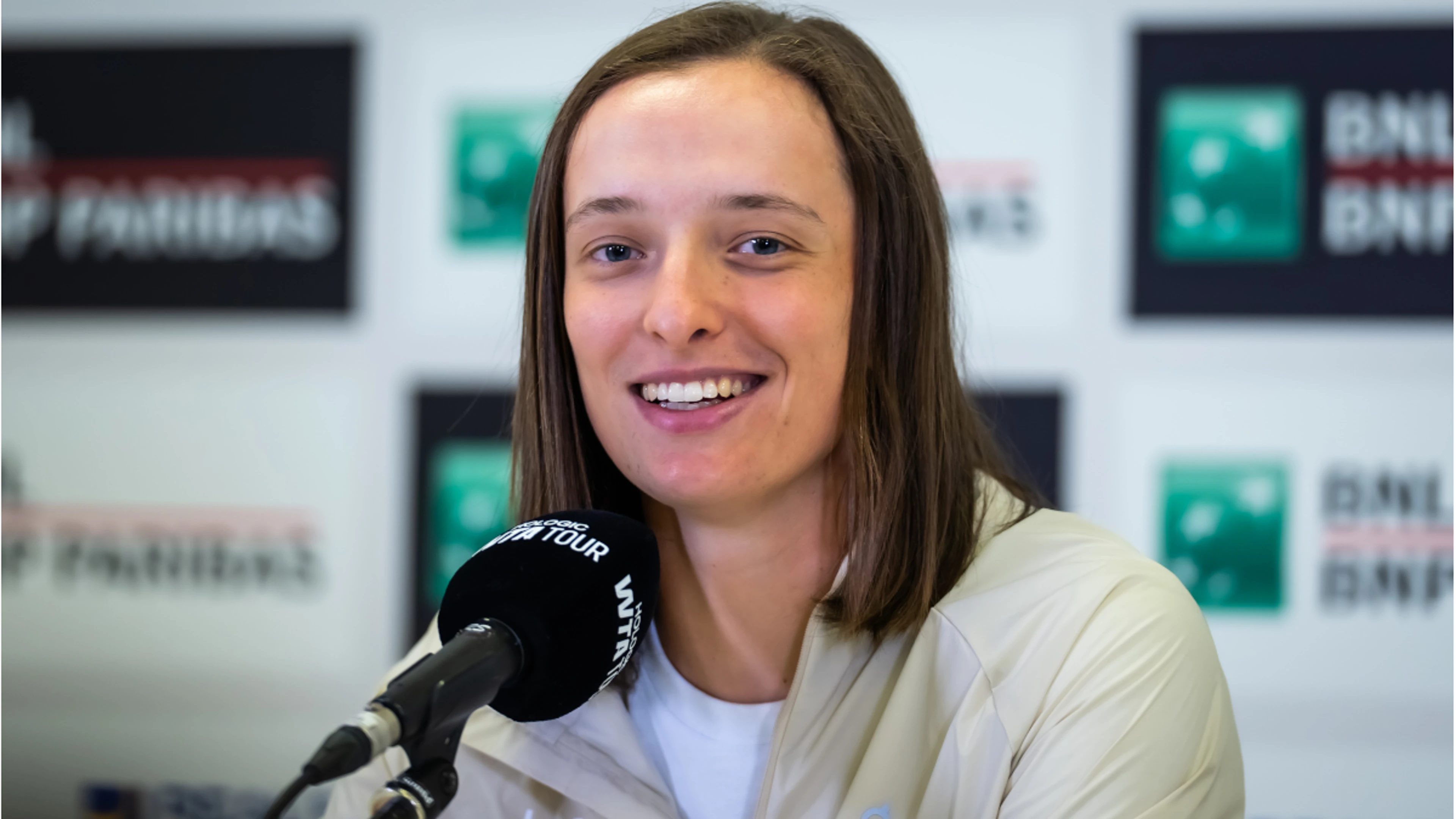 Swiatek defends coach and psychologist despite disappointing results