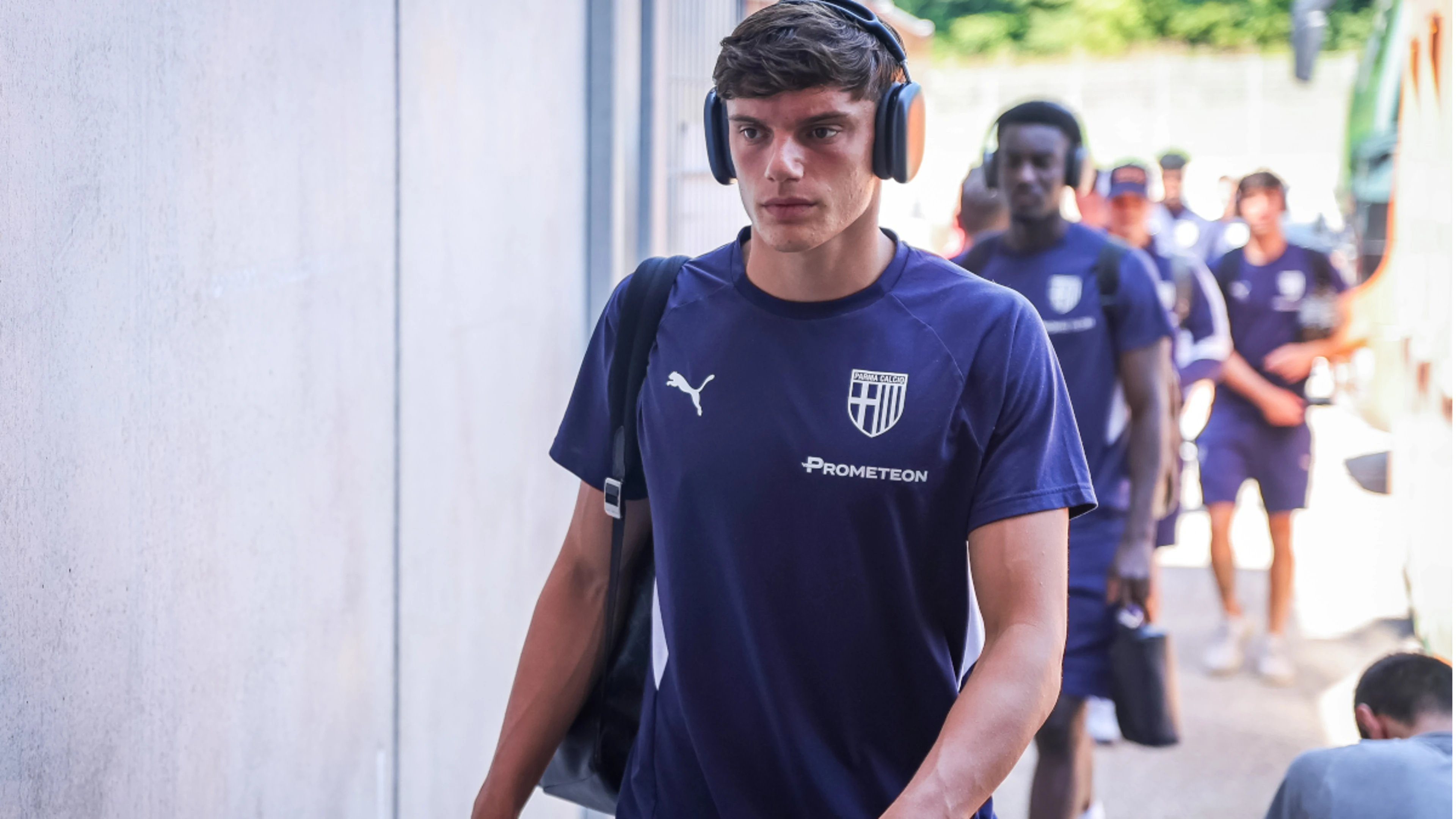 Liverpool bolster defence with Leoni deal before Premier League opener