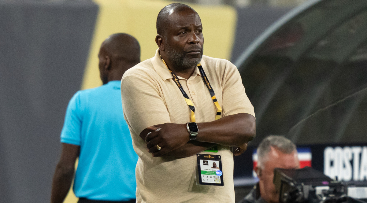 Suriname coach Menzo quits ahead of World Cup playoffs