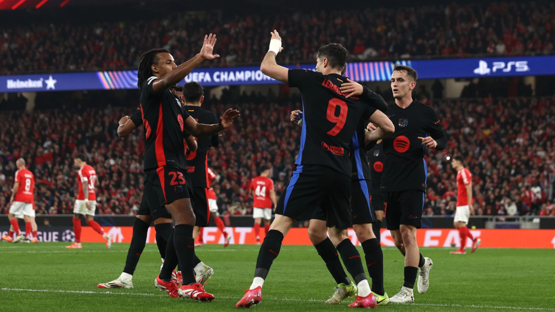 Barca score wild comeback victory at Benfica