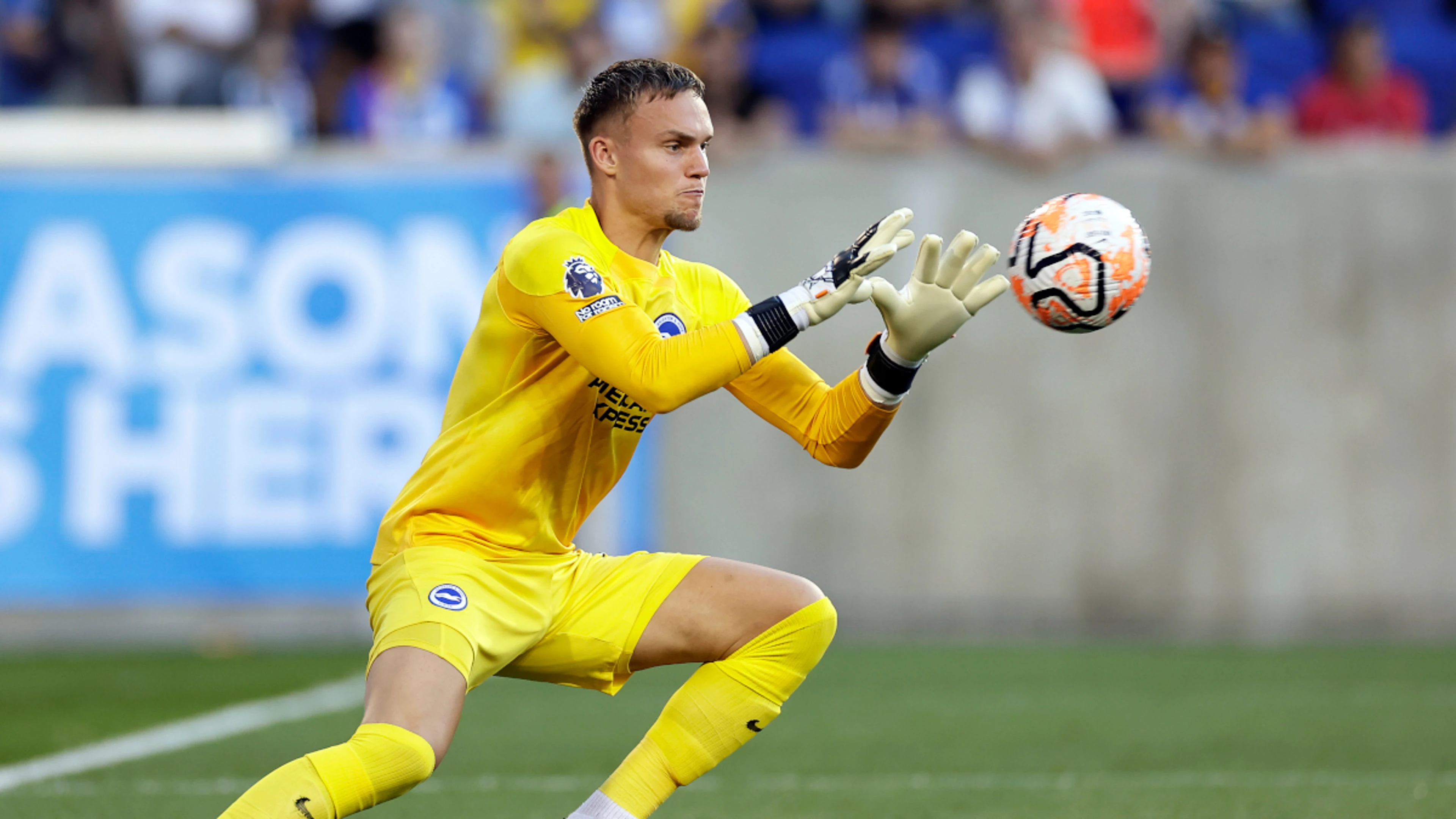 Chelsea sign goalkeeper Sanchez from Brighton