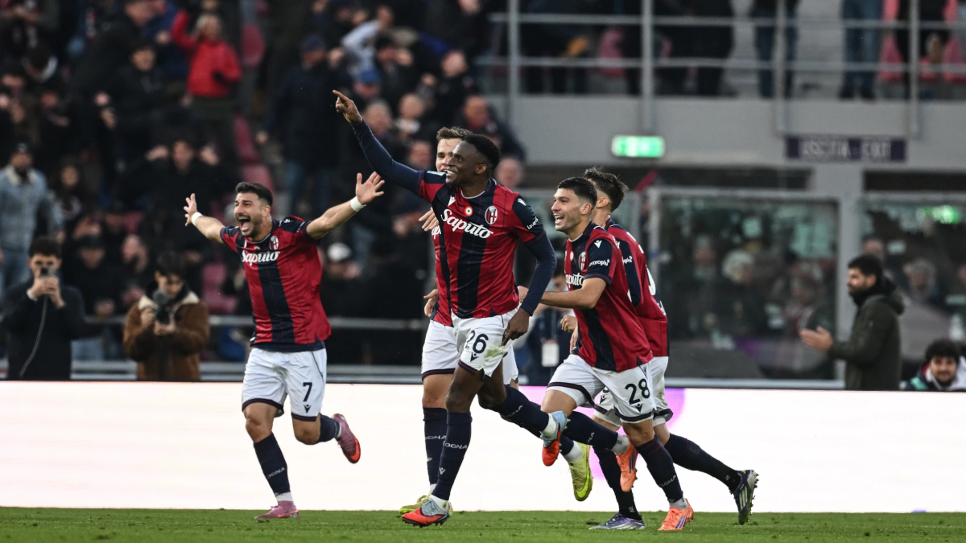 Napoli beaten at Bologna, lose Serie A lead