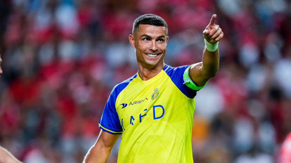 Crowds hail Ronaldo's arrival in Iran ahead of match