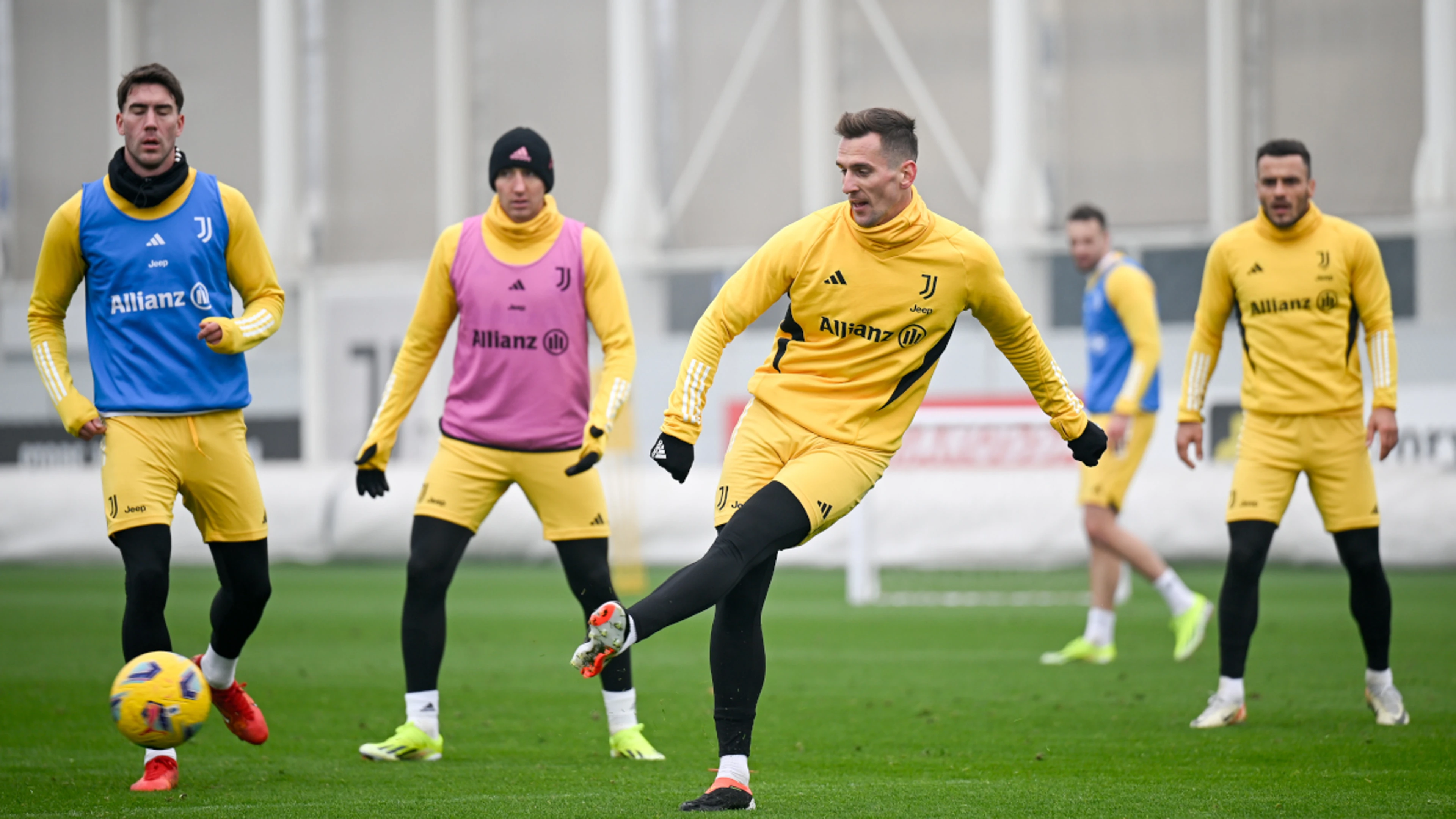 Juve playing 'cops and robbers' with Inter as Roma begin De Rossi era