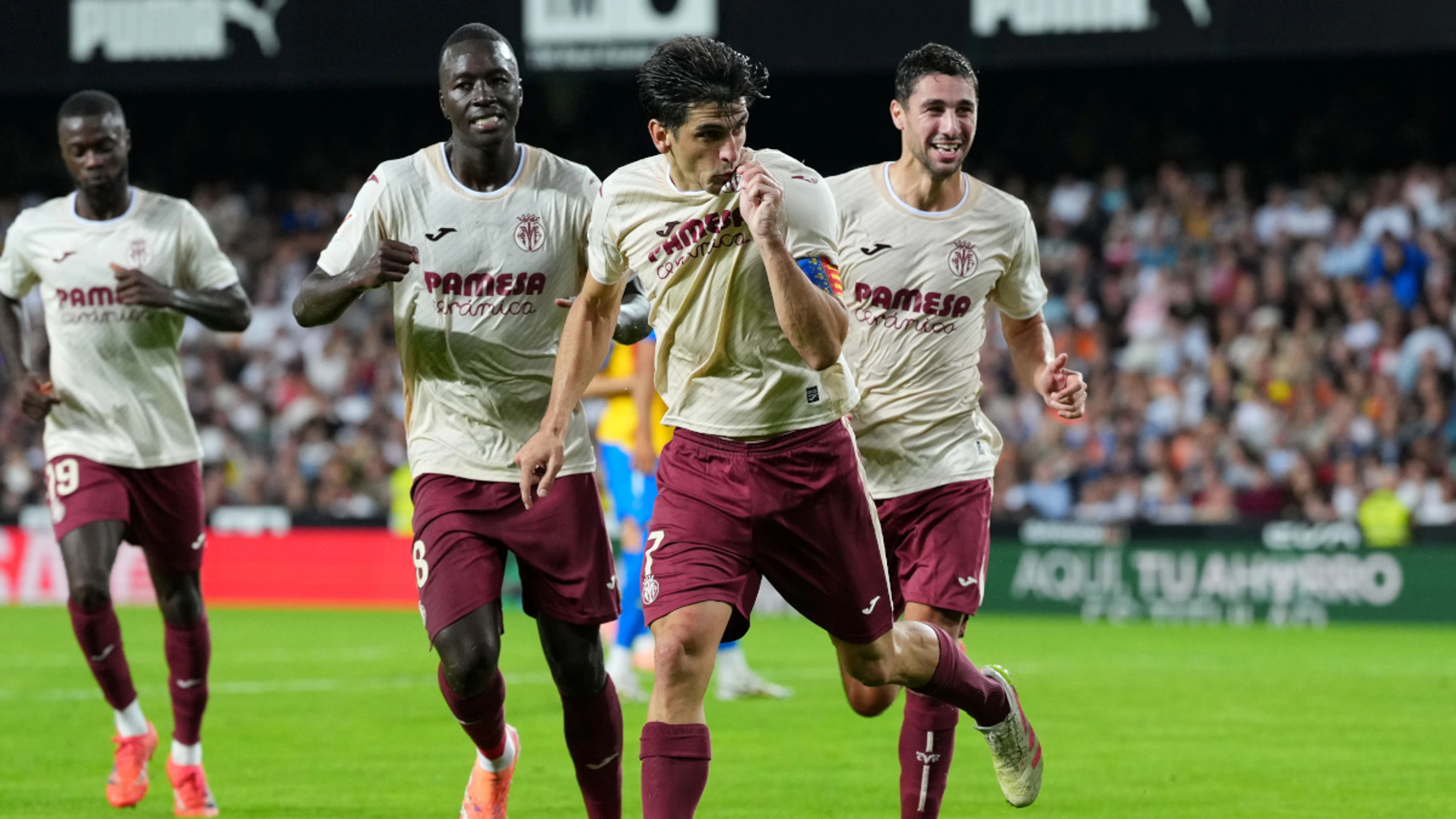 Villarreal keep heat on Liga leaders before Clasico