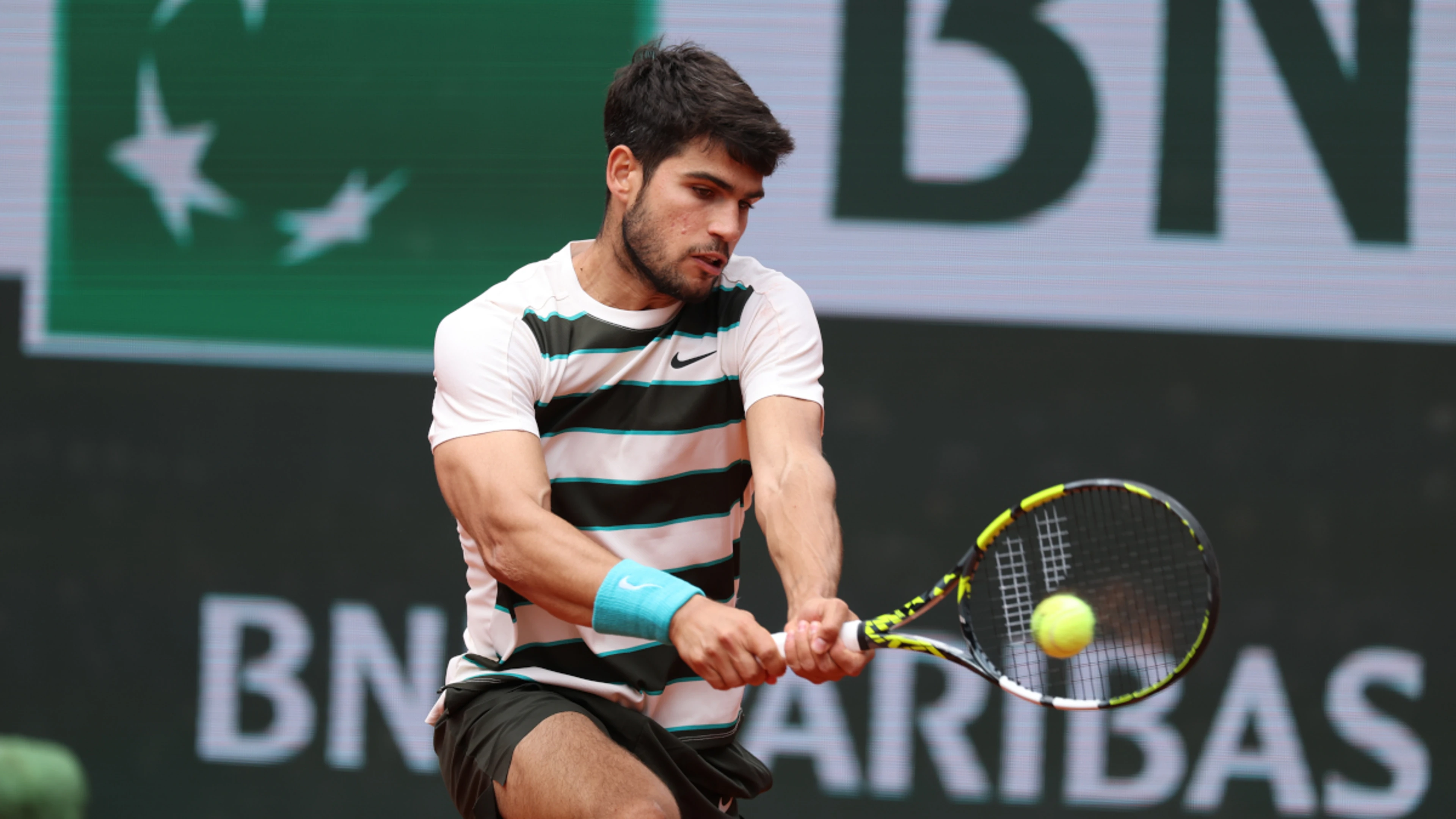 Alcaraz wins Roland Garros opener, Swiatek makes strong start