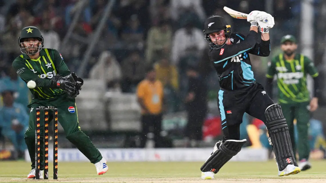 Clinical New Zealand outlast Pakistan to win fourth T20I