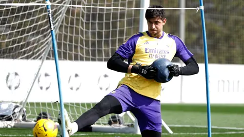 Real goalkeeper Courtois suffers new knee injury in training